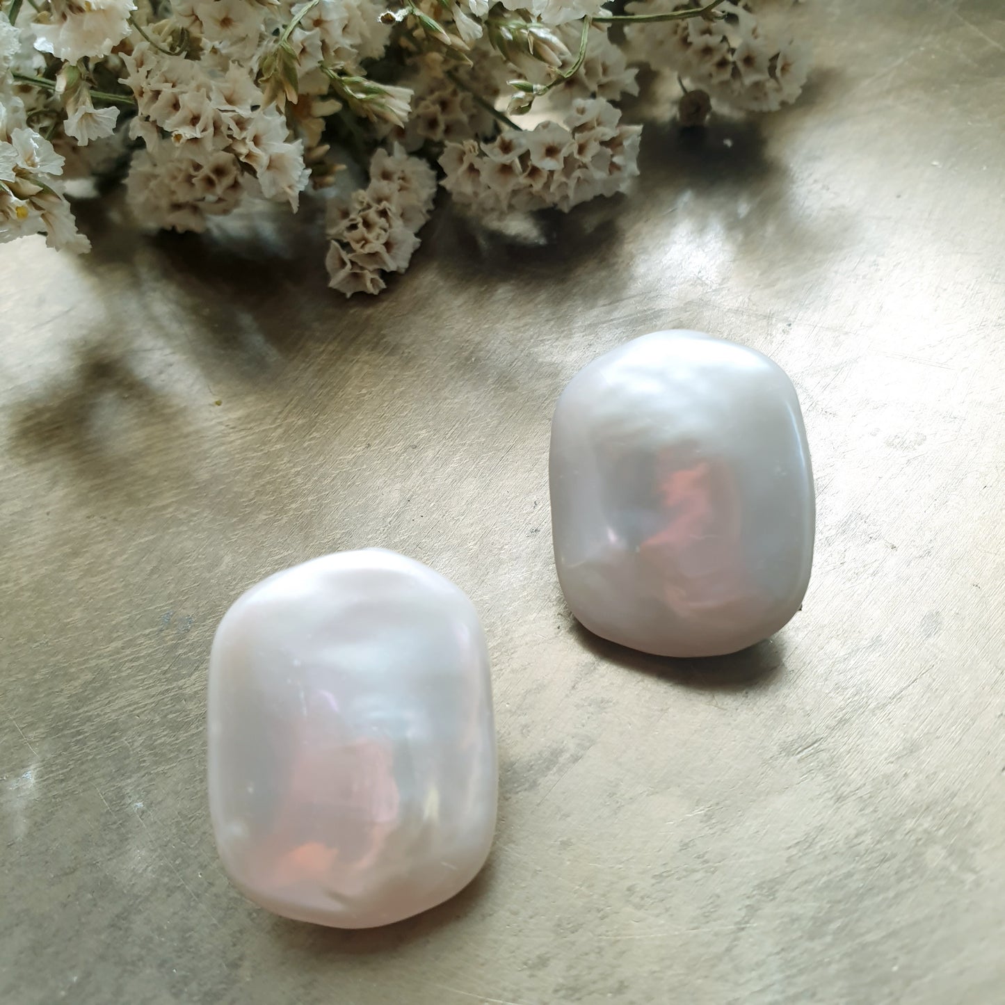 Favolosi orecchini a perno con perle barocche bianchissime