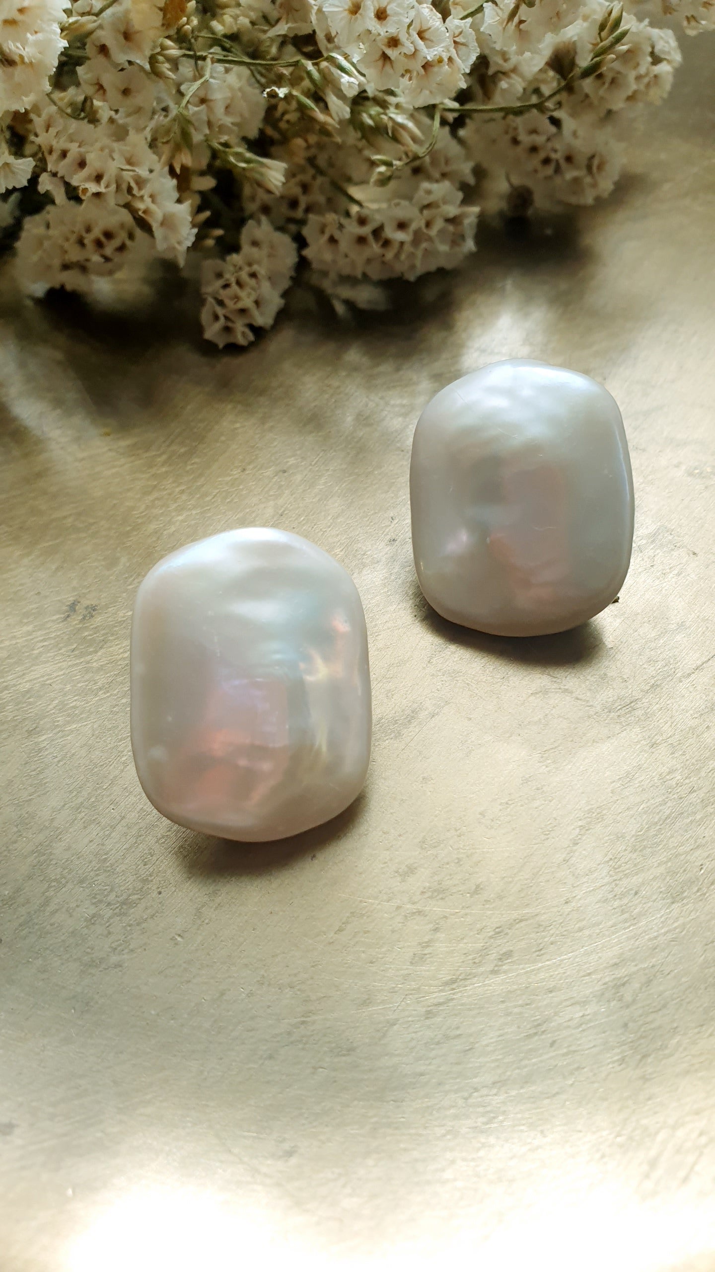 Favolosi orecchini a perno con perle barocche bianchissime