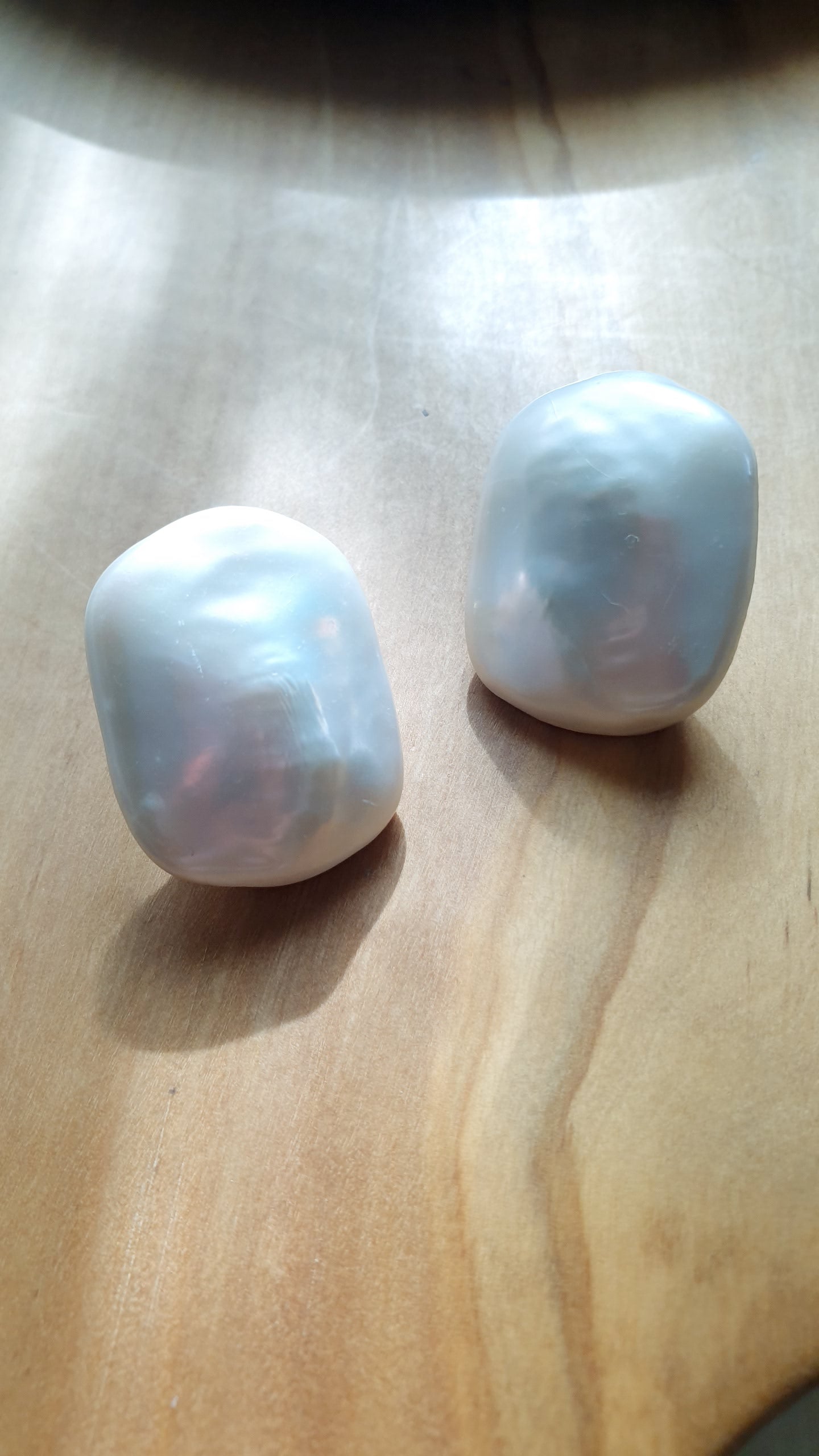 Favolosi orecchini a perno con perle barocche bianchissime