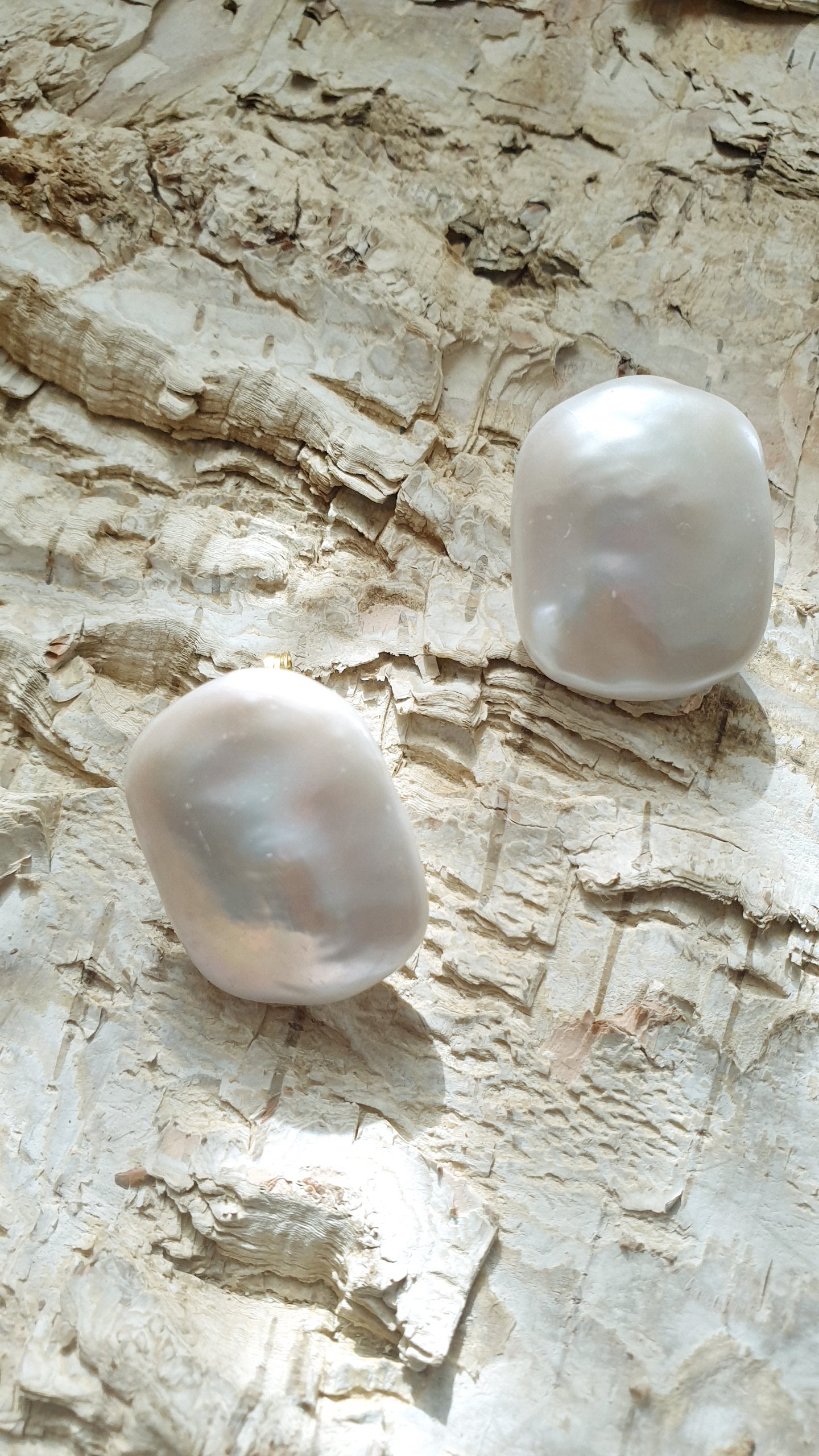 Favolosi orecchini a perno con perle barocche bianchissime