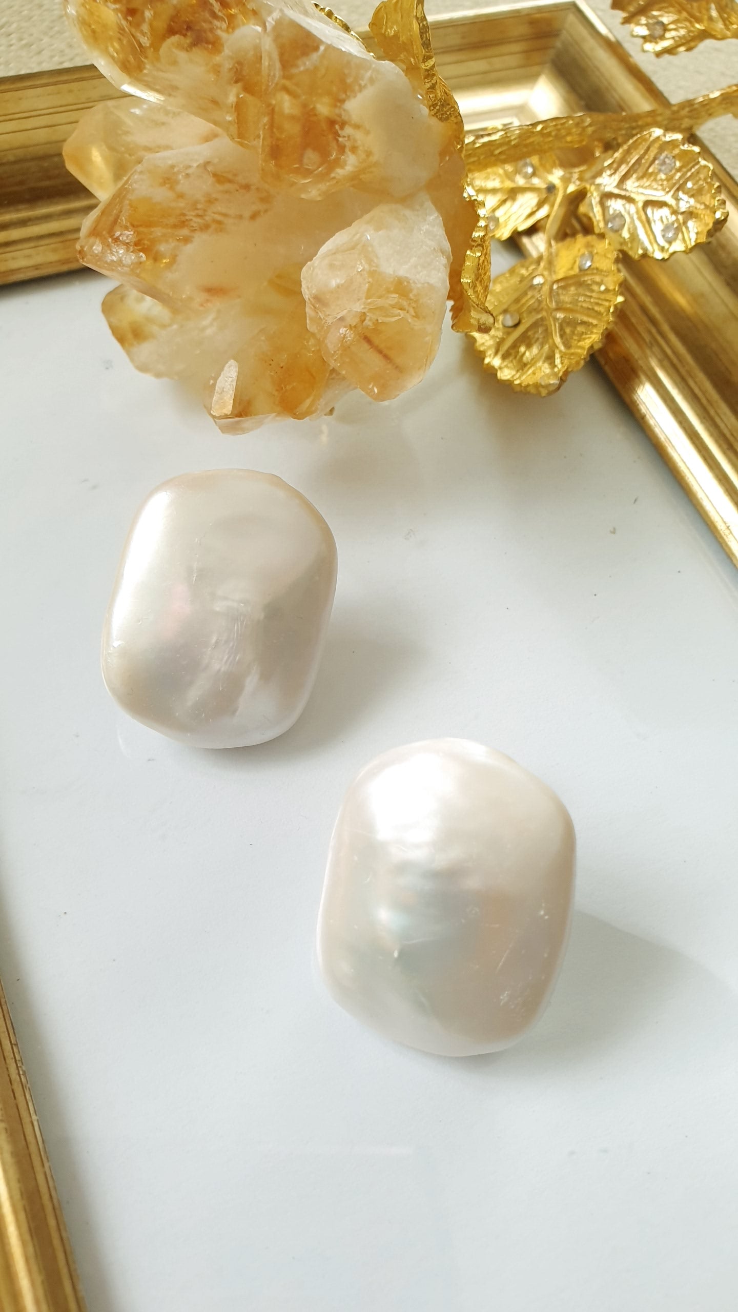 Favolosi orecchini a perno con perle barocche bianchissime