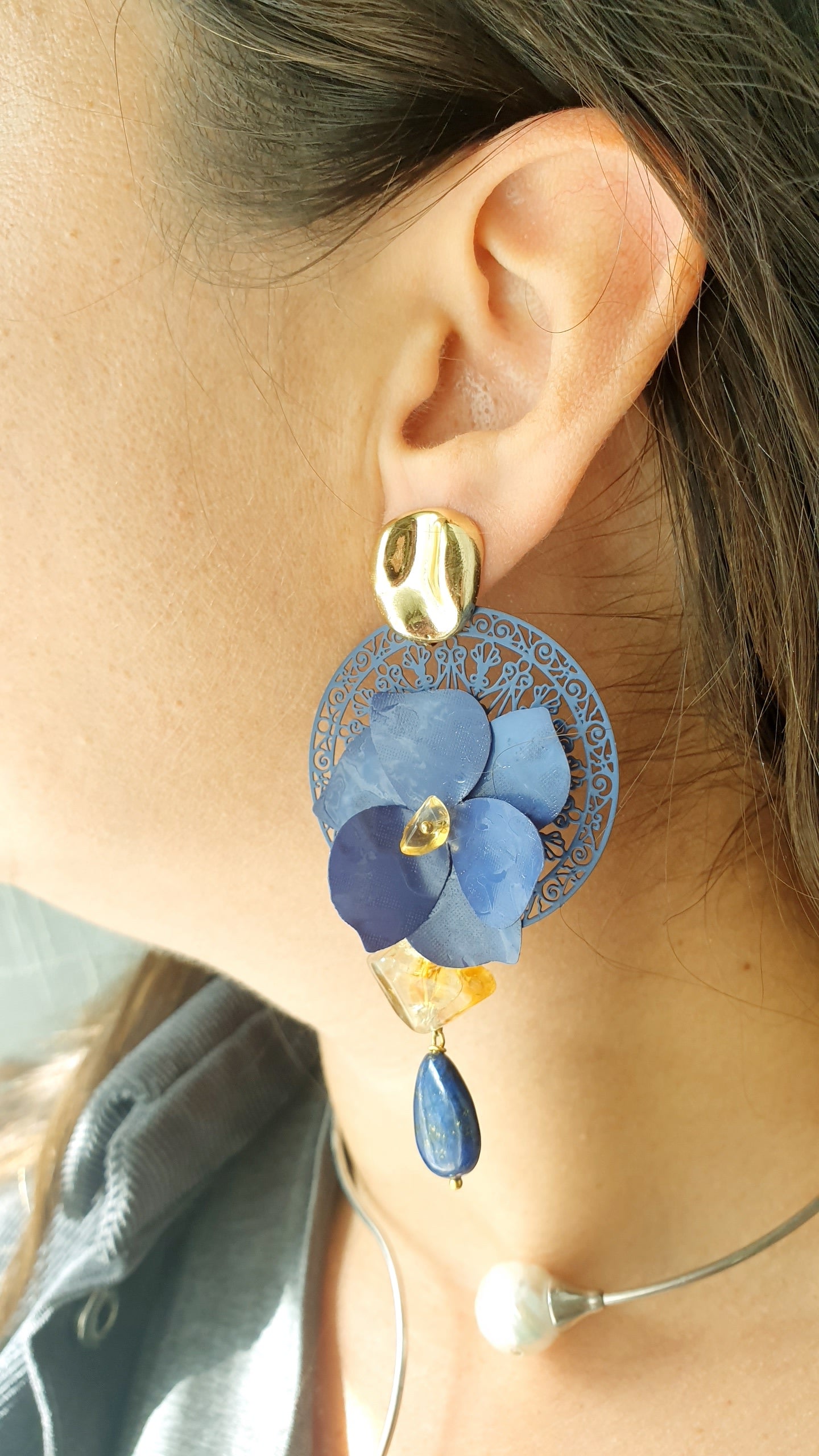 Orecchini in ottone con resine, quarzo citrino e lapislazzuli