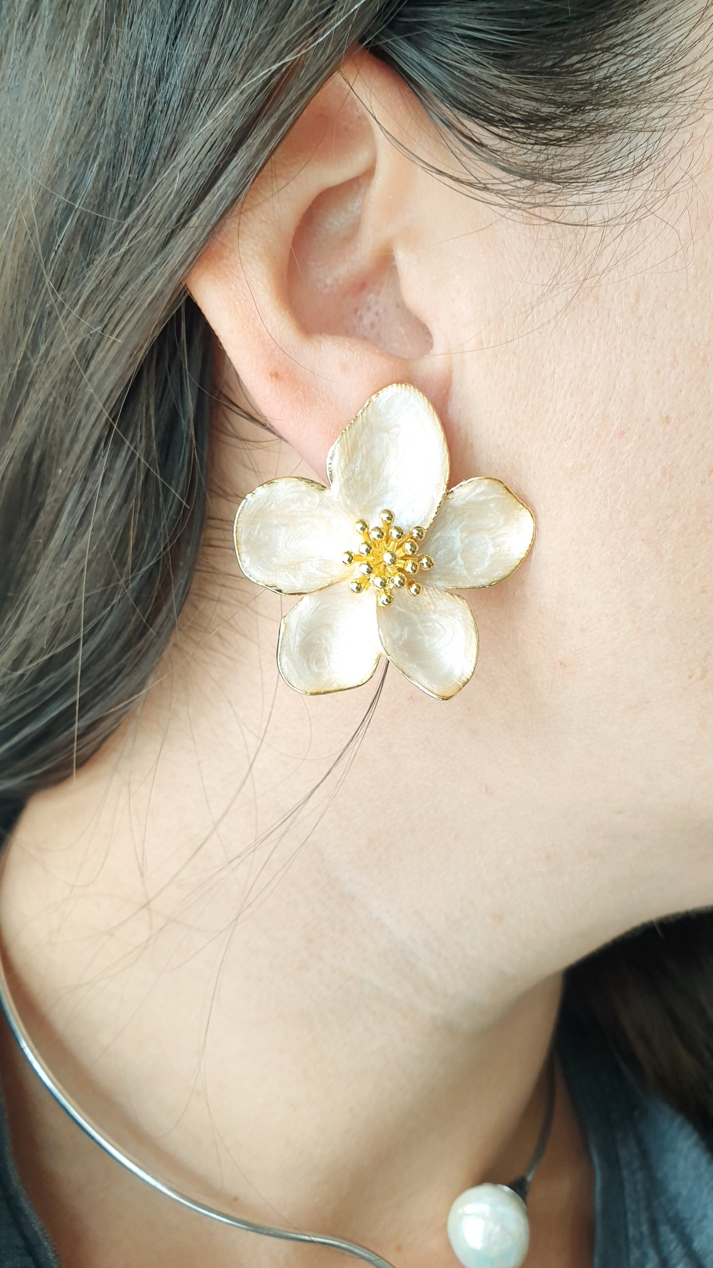 Orecchini in ottone con fiore laccato