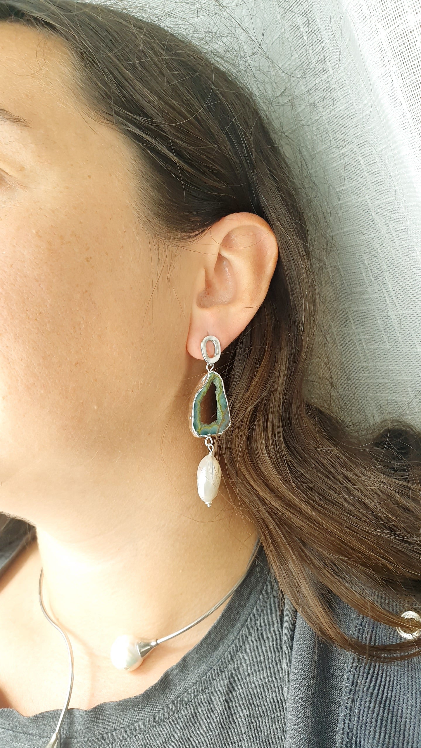 Orecchini in argento con drusa di agata, perle barocche, crisoprasio grezzo