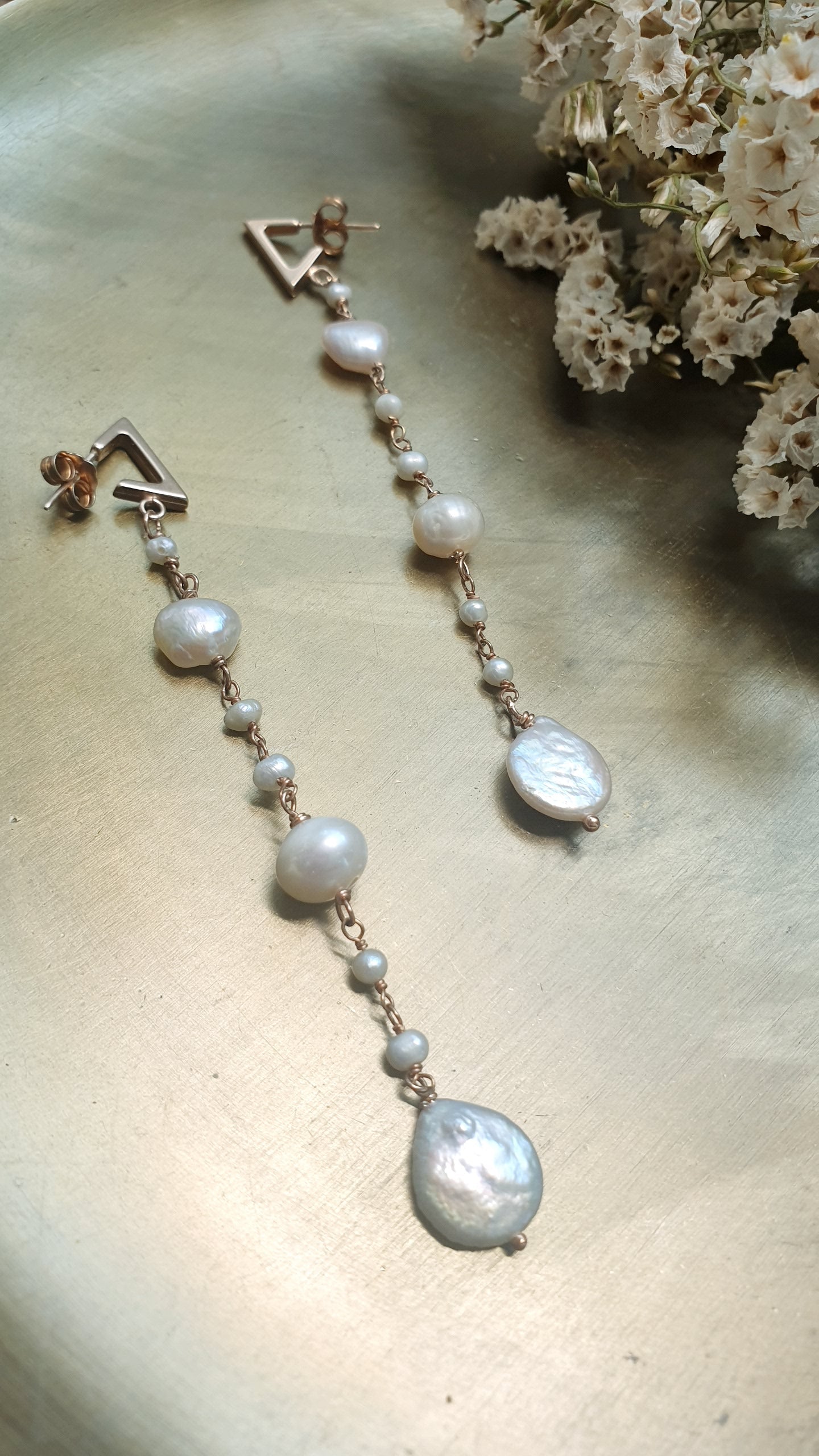 Lunghi orecchini in argento rosato con perle di fiume