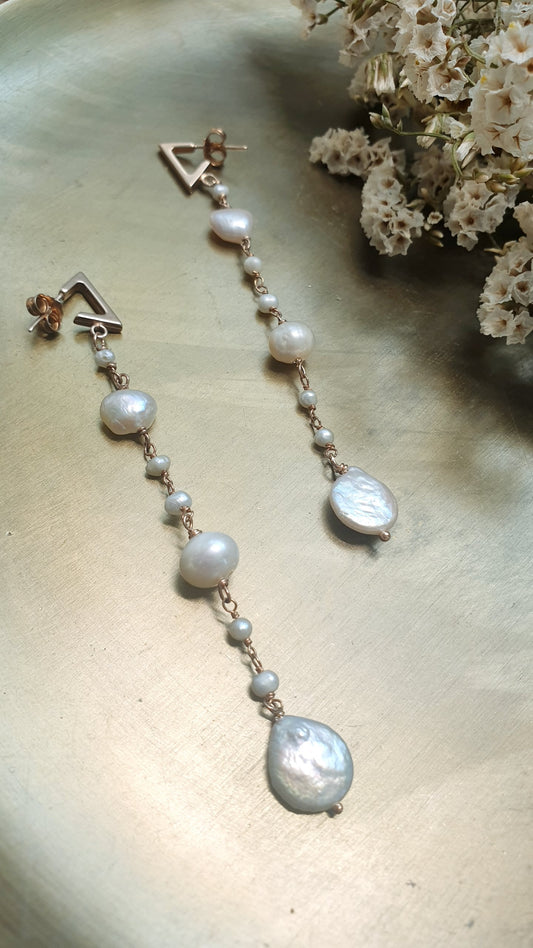 Lunghi orecchini in argento rosato con perle di fiume
