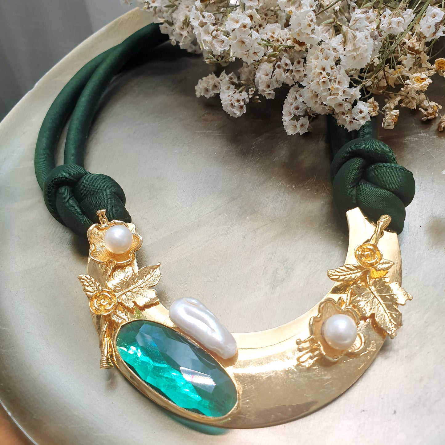 Girocollo in seta verde con placca dorata , perle e cristallo