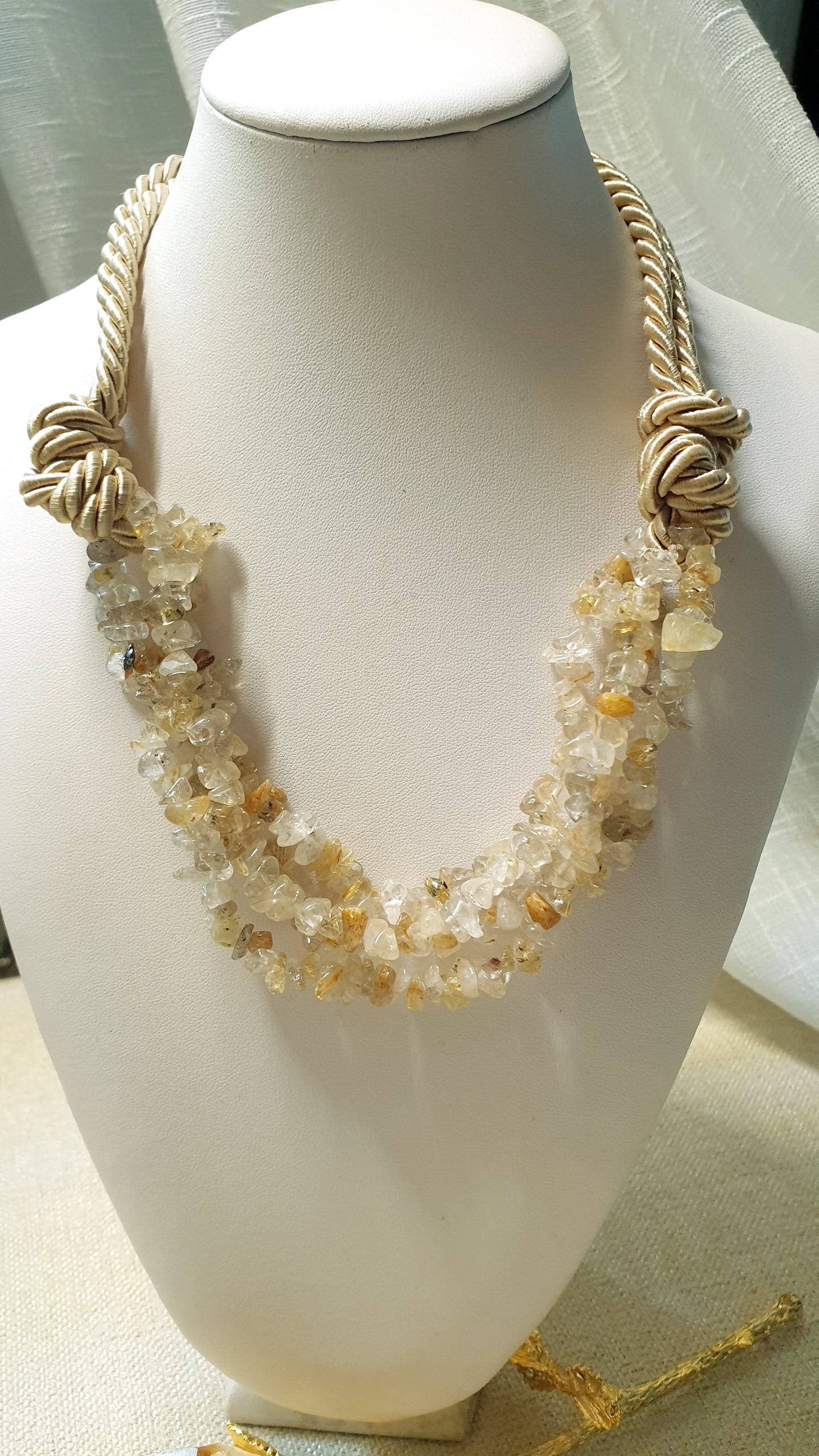 Girocollo in seta con pietre dure o perle.