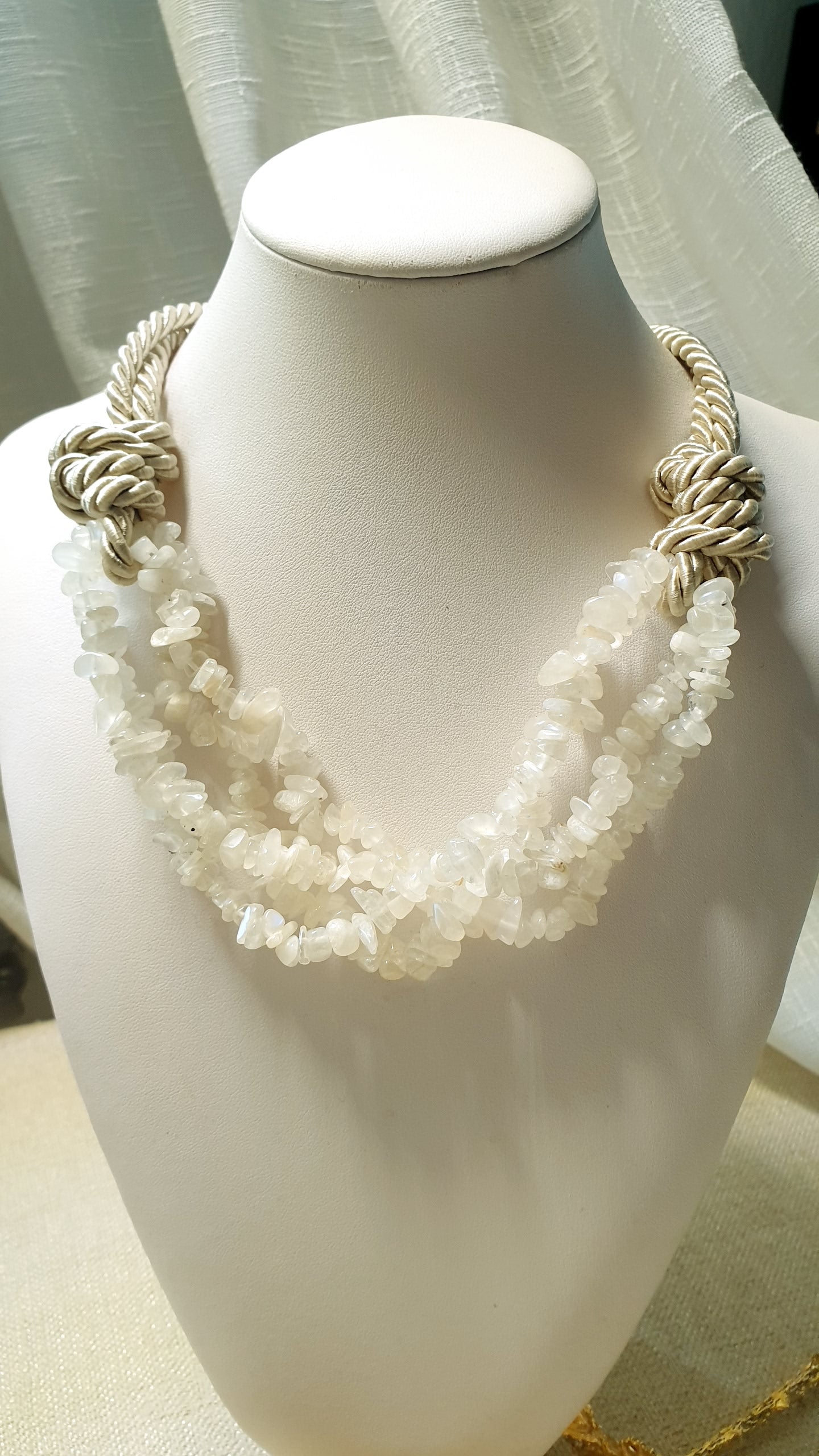 Girocollo in seta con pietre dure o perle.