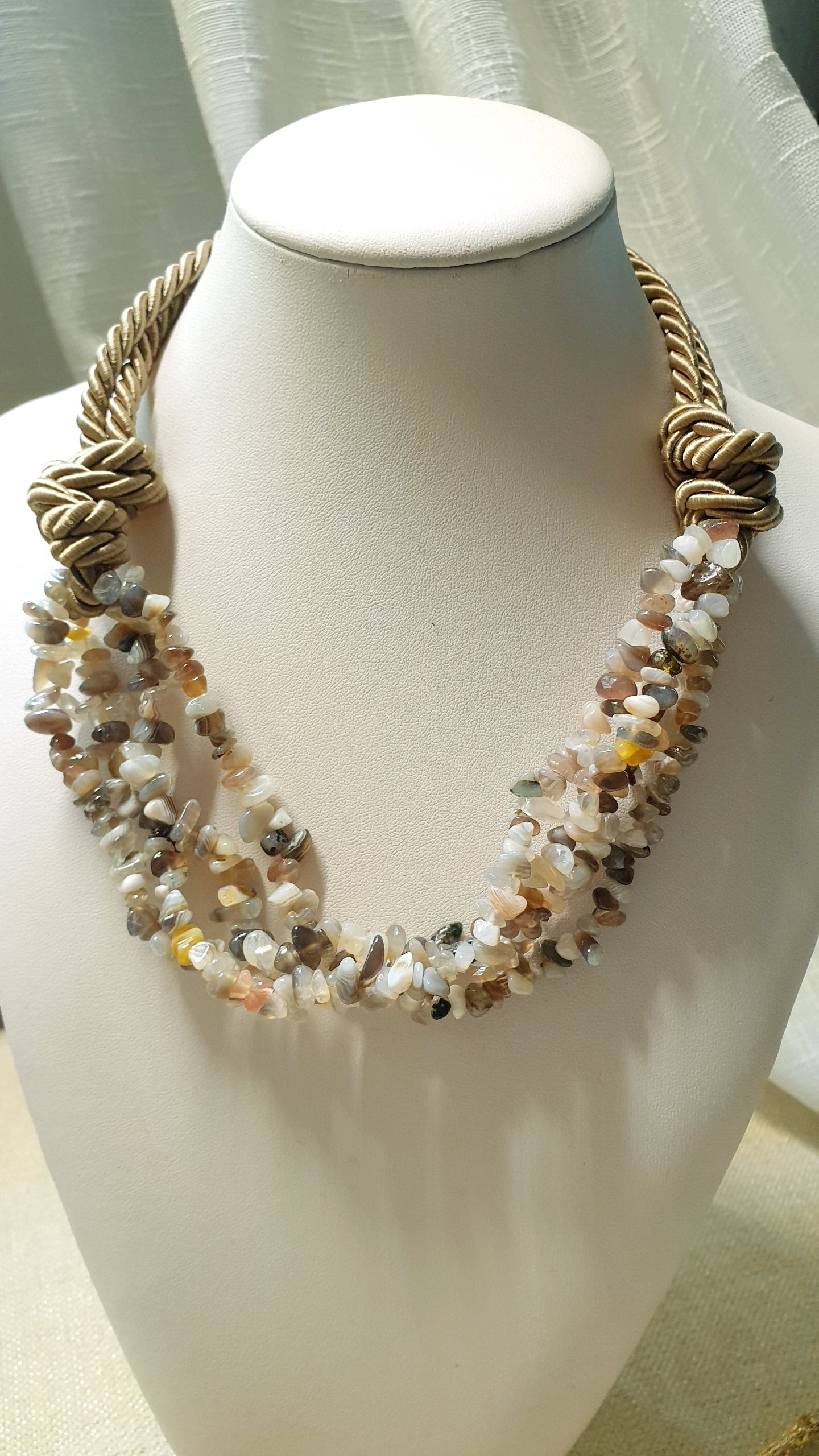 Girocollo in seta con pietre dure o perle.