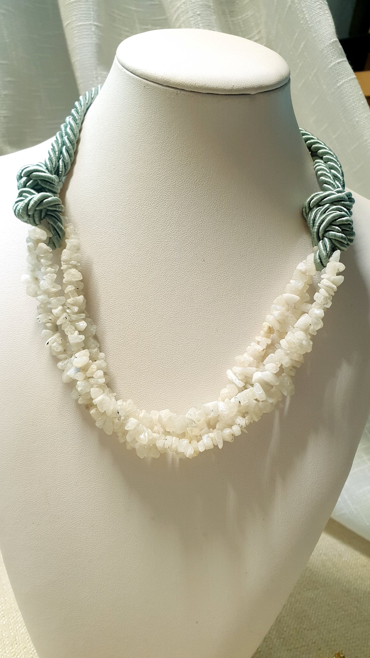 Girocollo in seta con pietre dure o perle.