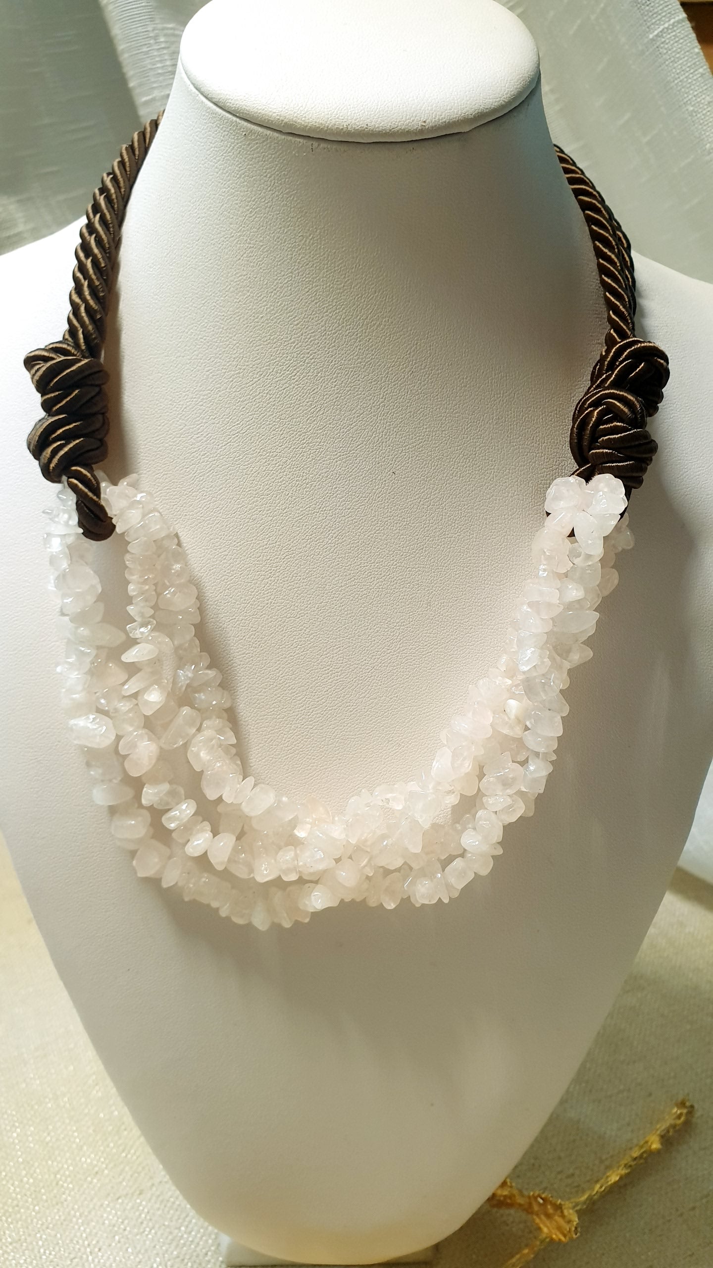 Girocollo in seta con pietre dure o perle.