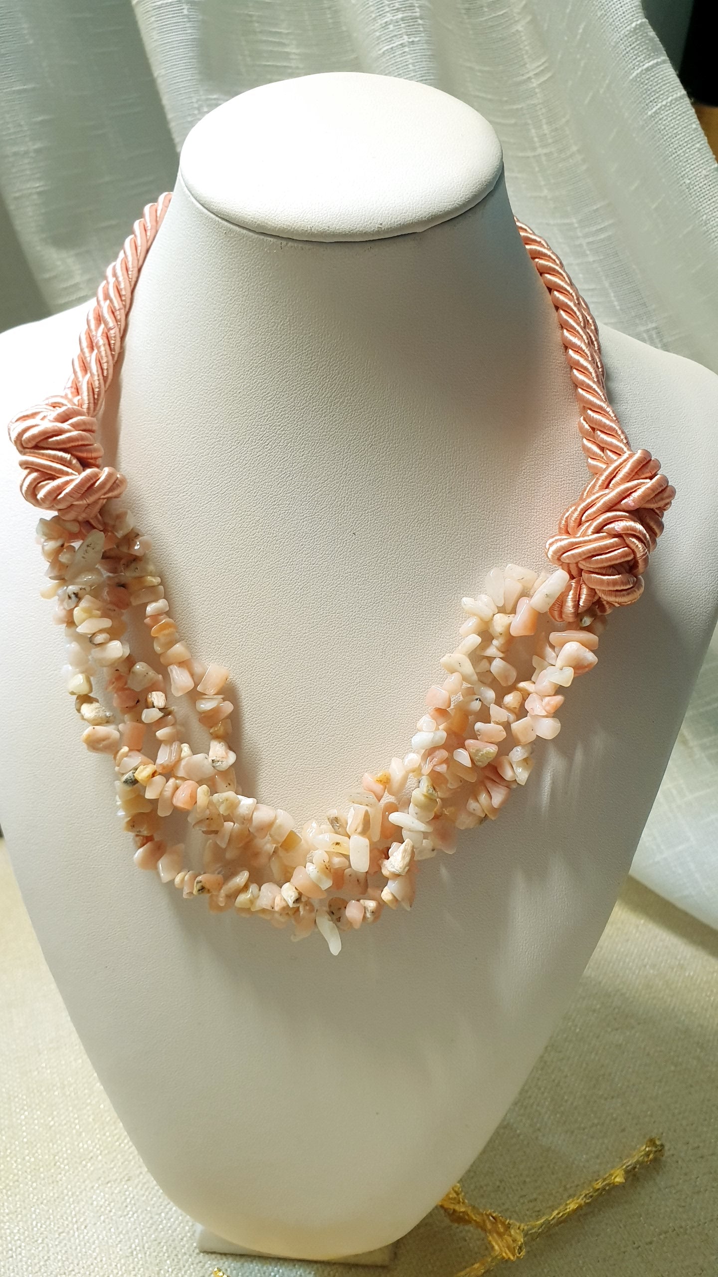 Girocollo in seta con pietre dure o perle.