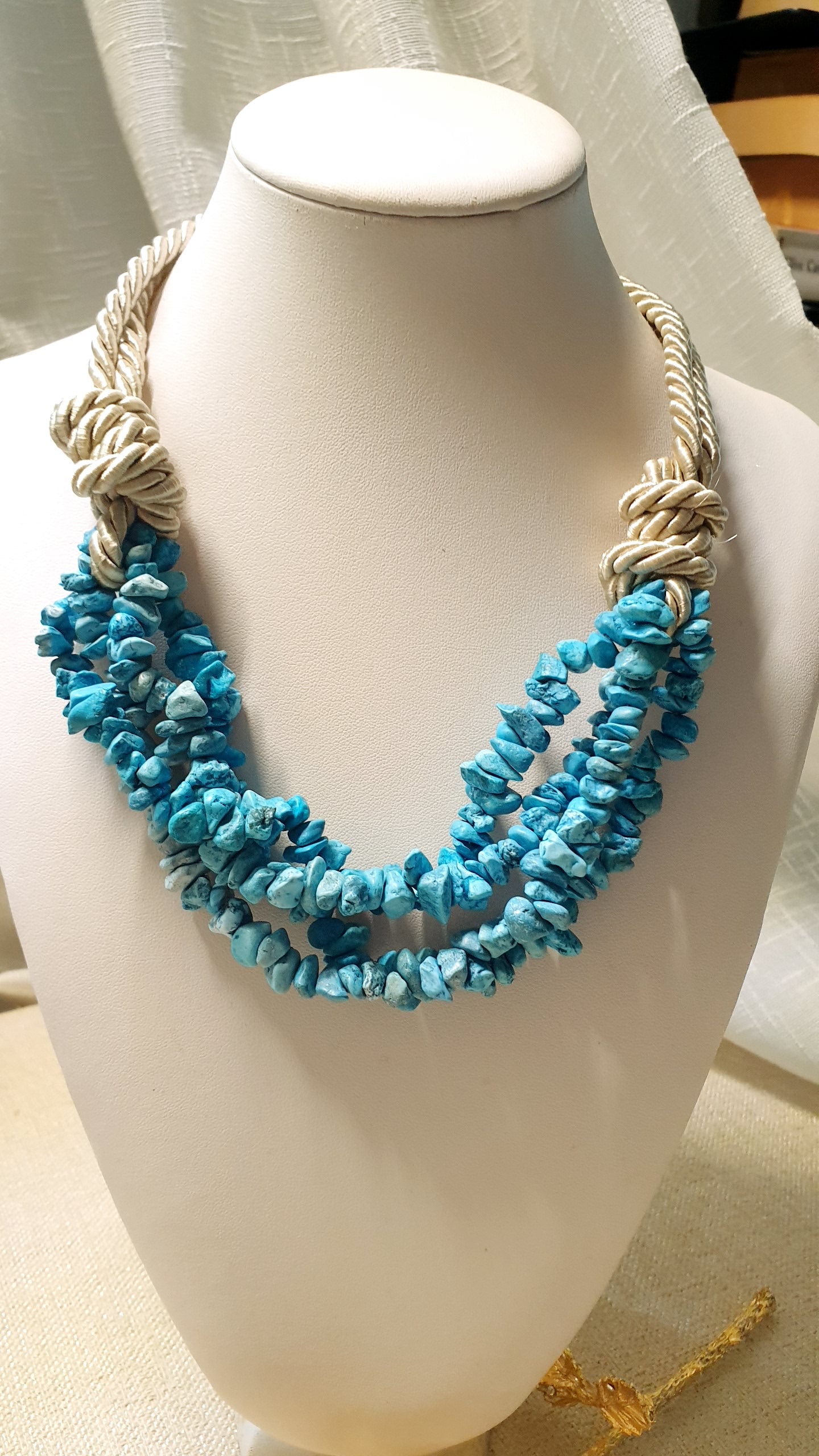 Girocollo in seta con pietre dure o perle.