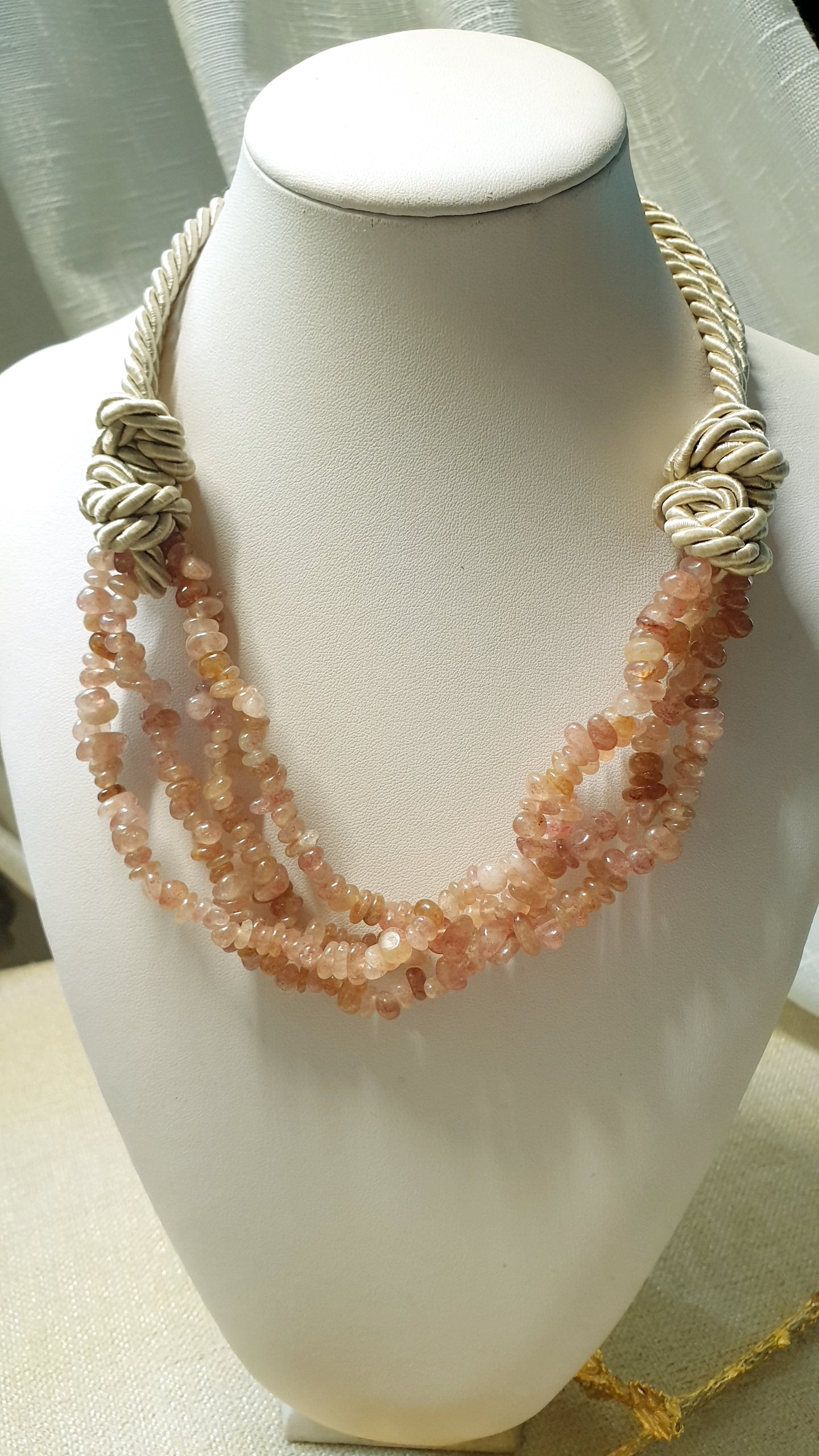 Girocollo in seta con pietre dure o perle.