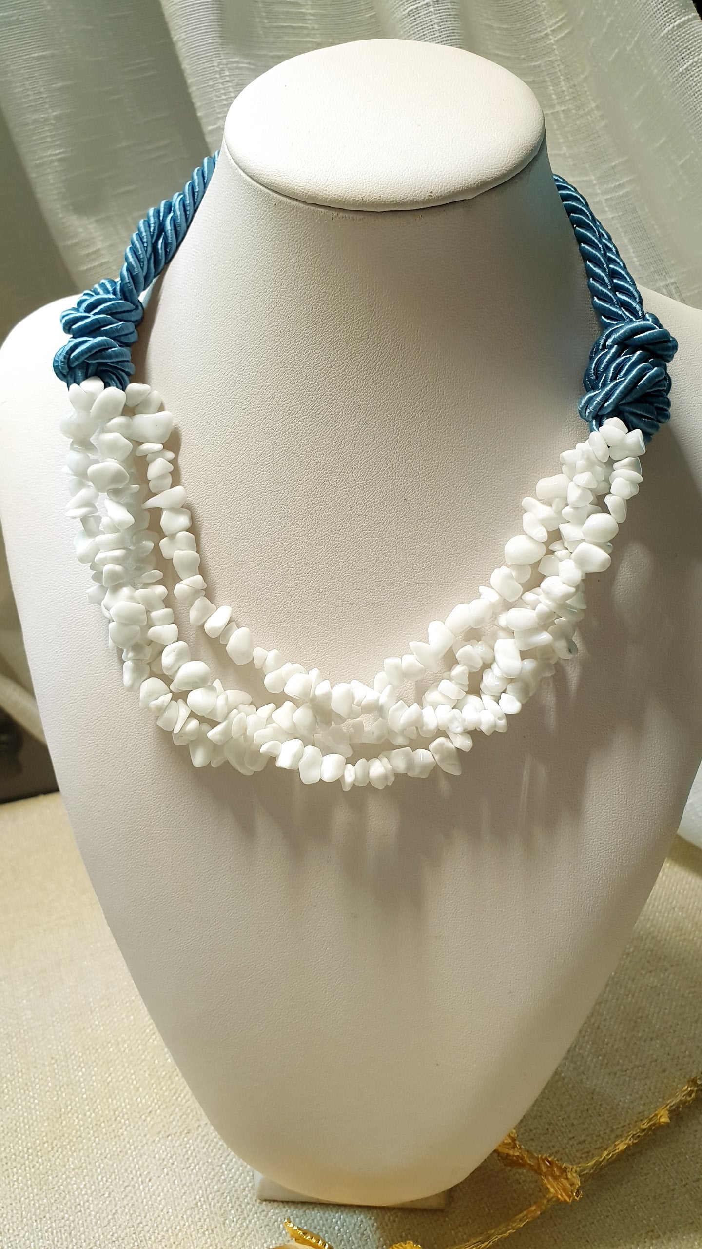 Girocollo in seta con pietre dure o perle.