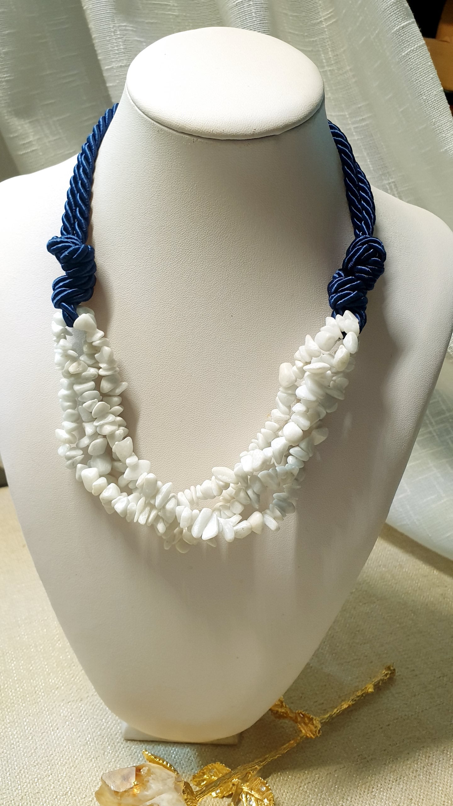 Girocollo in seta con pietre dure o perle.