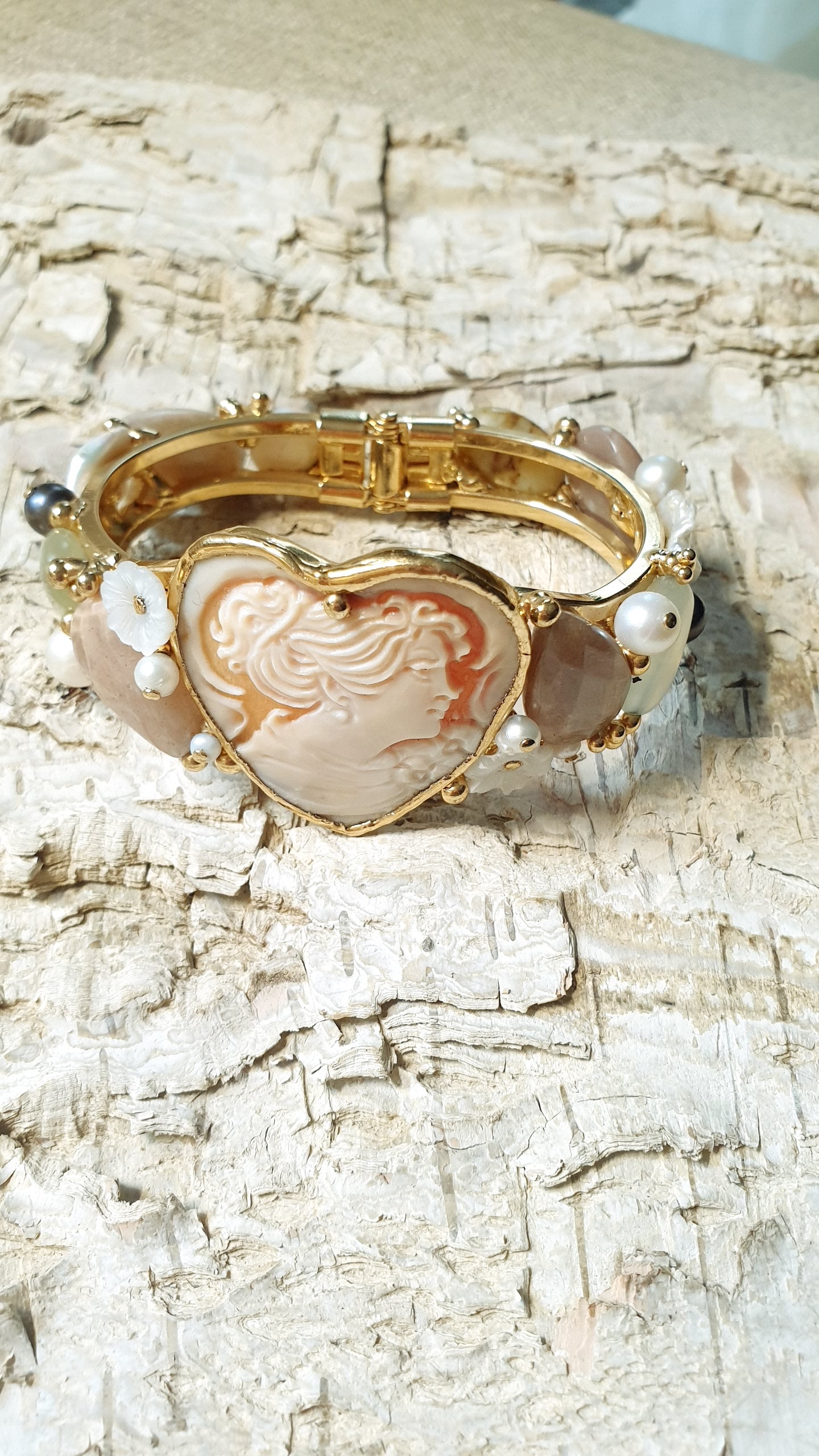 Bracciale cammeo, perle, pietre.