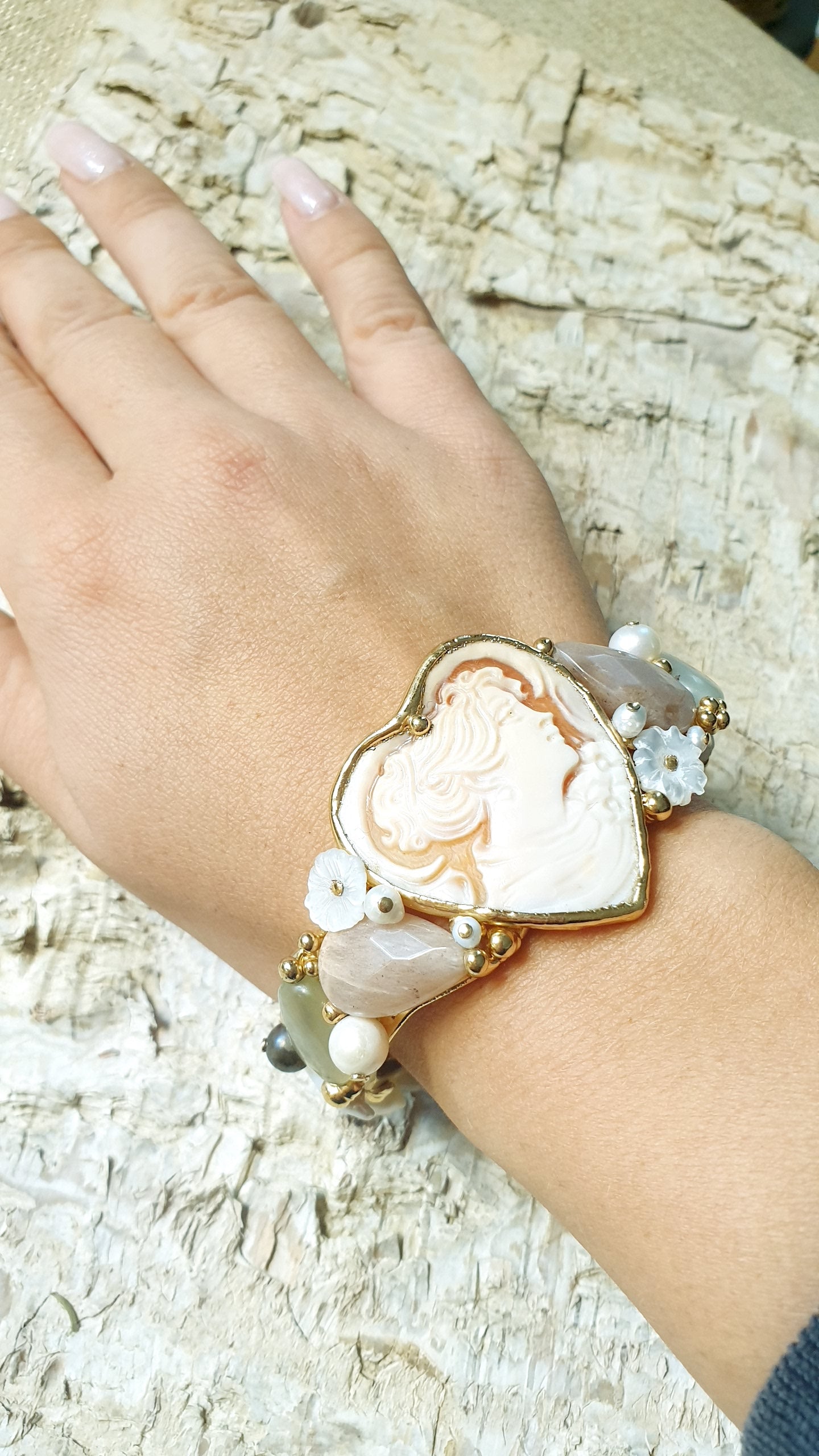 Bracciale cammeo, perle, pietre.