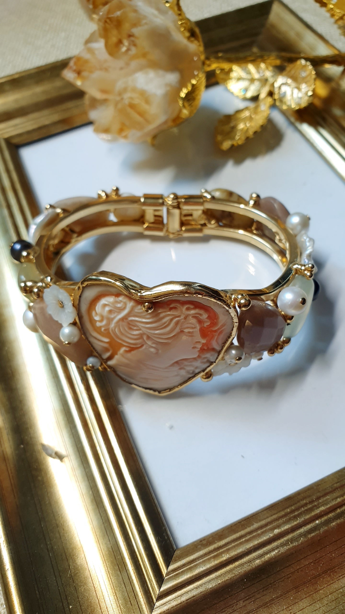 Bracciale cammeo, perle, pietre.