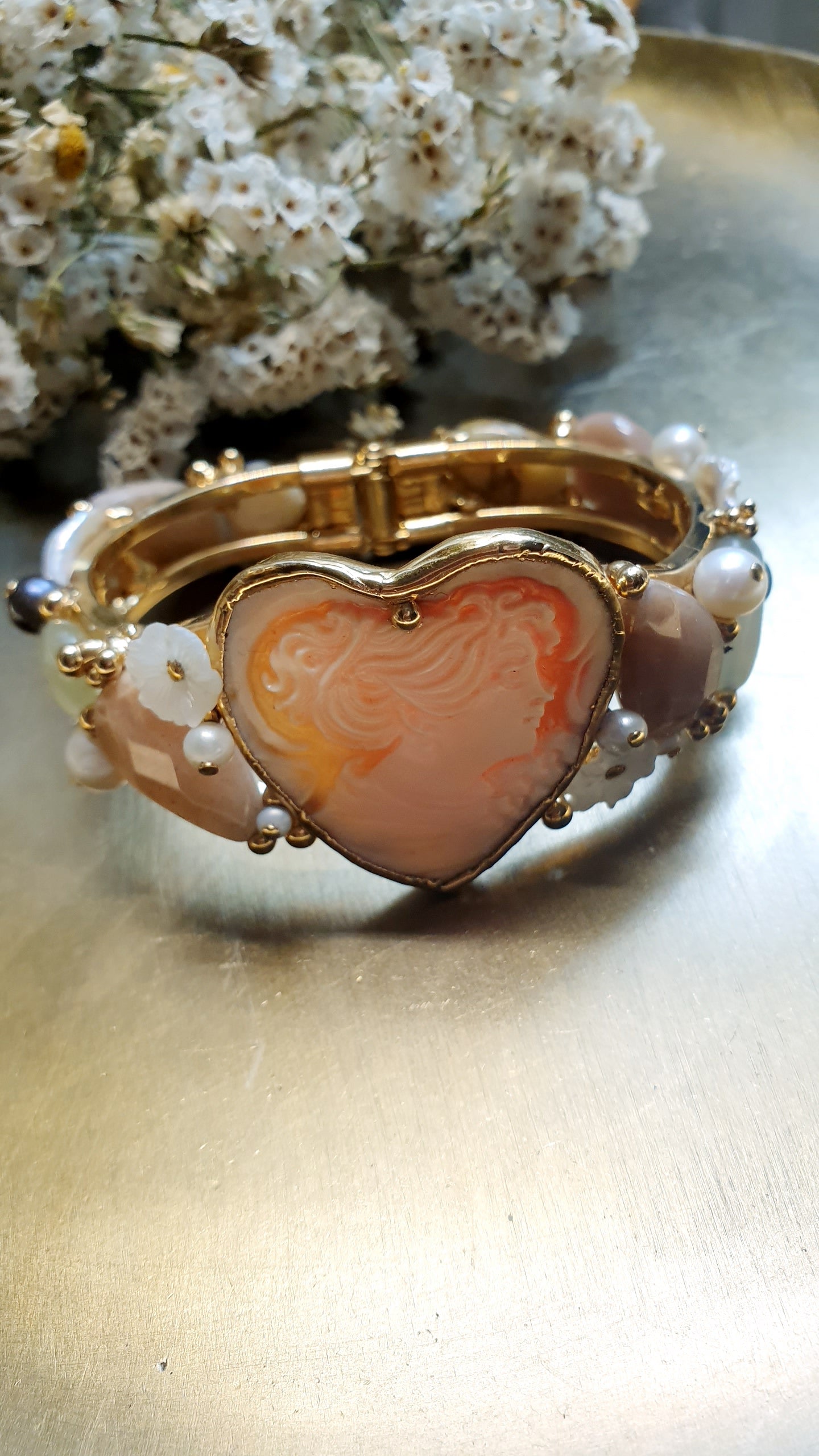 Bracciale cammeo, perle, pietre.