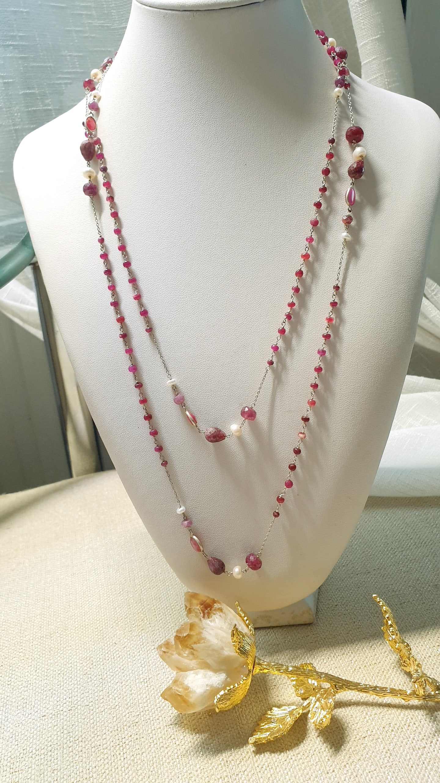 Lunga collana in argento con agate e perle di fiume