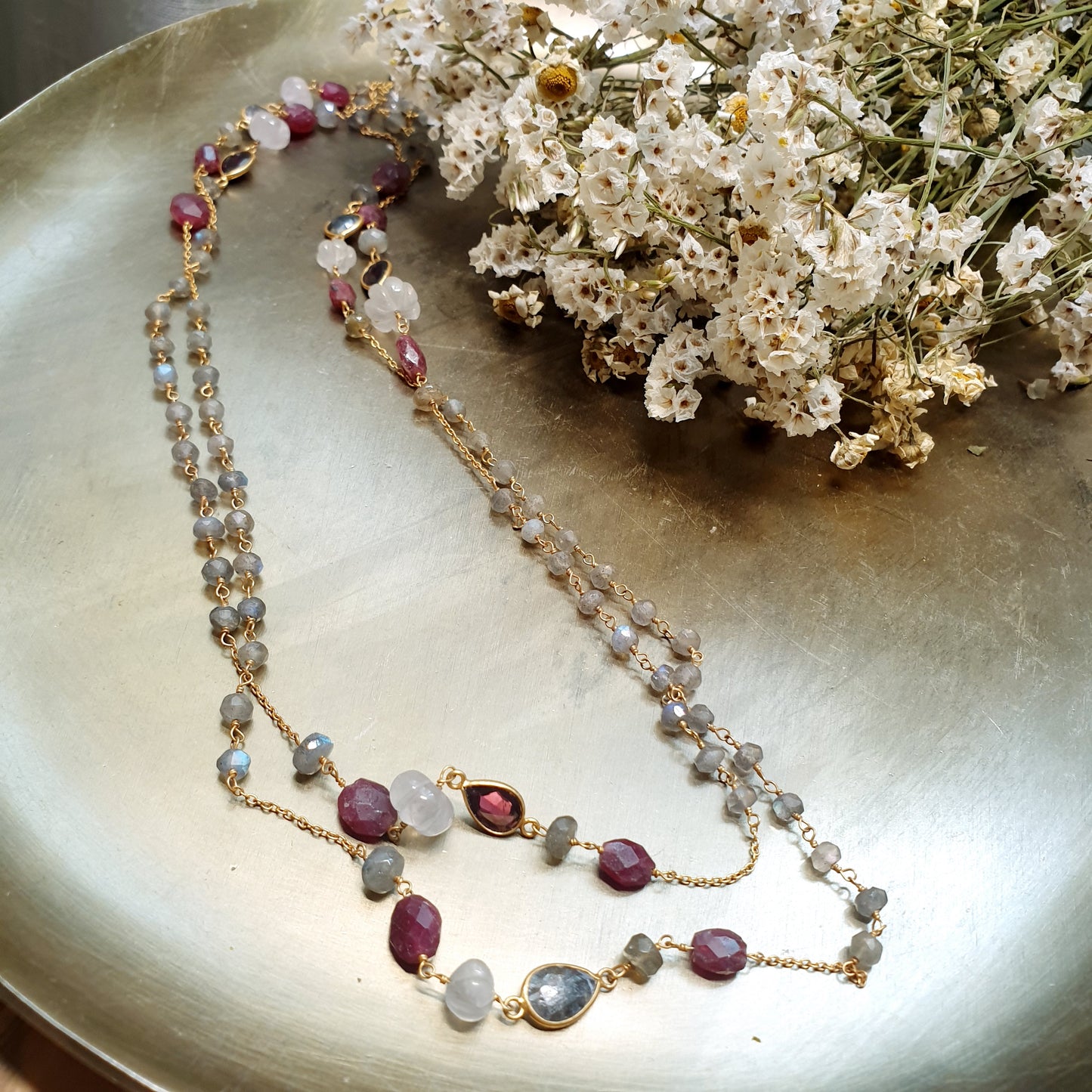 Lunga collana in argento placcata oro rosa con labradorite grigia, radice di rubino, morganite