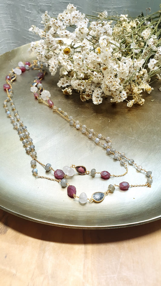 Lunga collana in argento placcata oro rosa con labradorite grigia, radice di rubino, morganite
