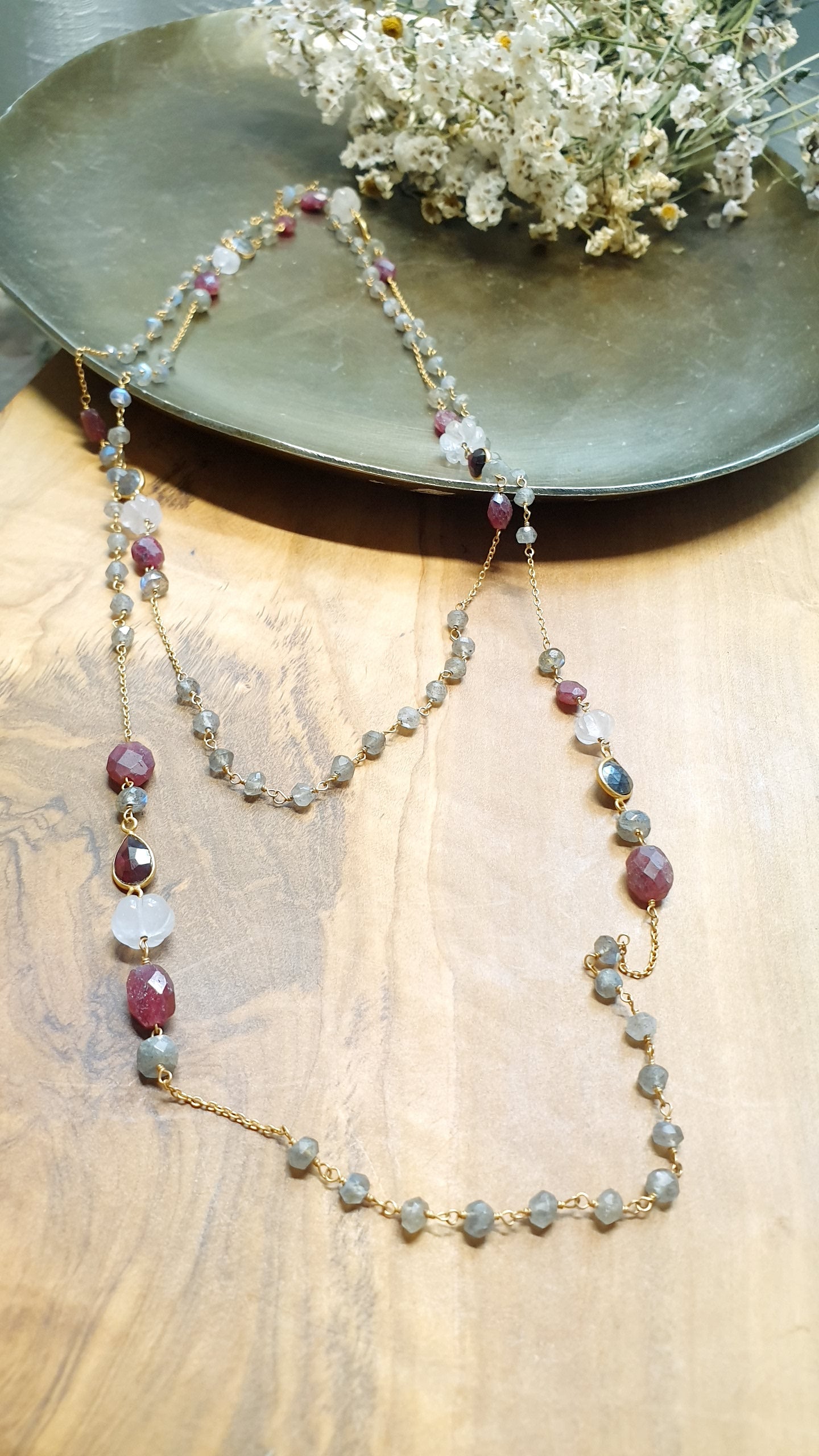 Lunga collana in argento placcata oro rosa con labradorite grigia, radice di rubino, morganite