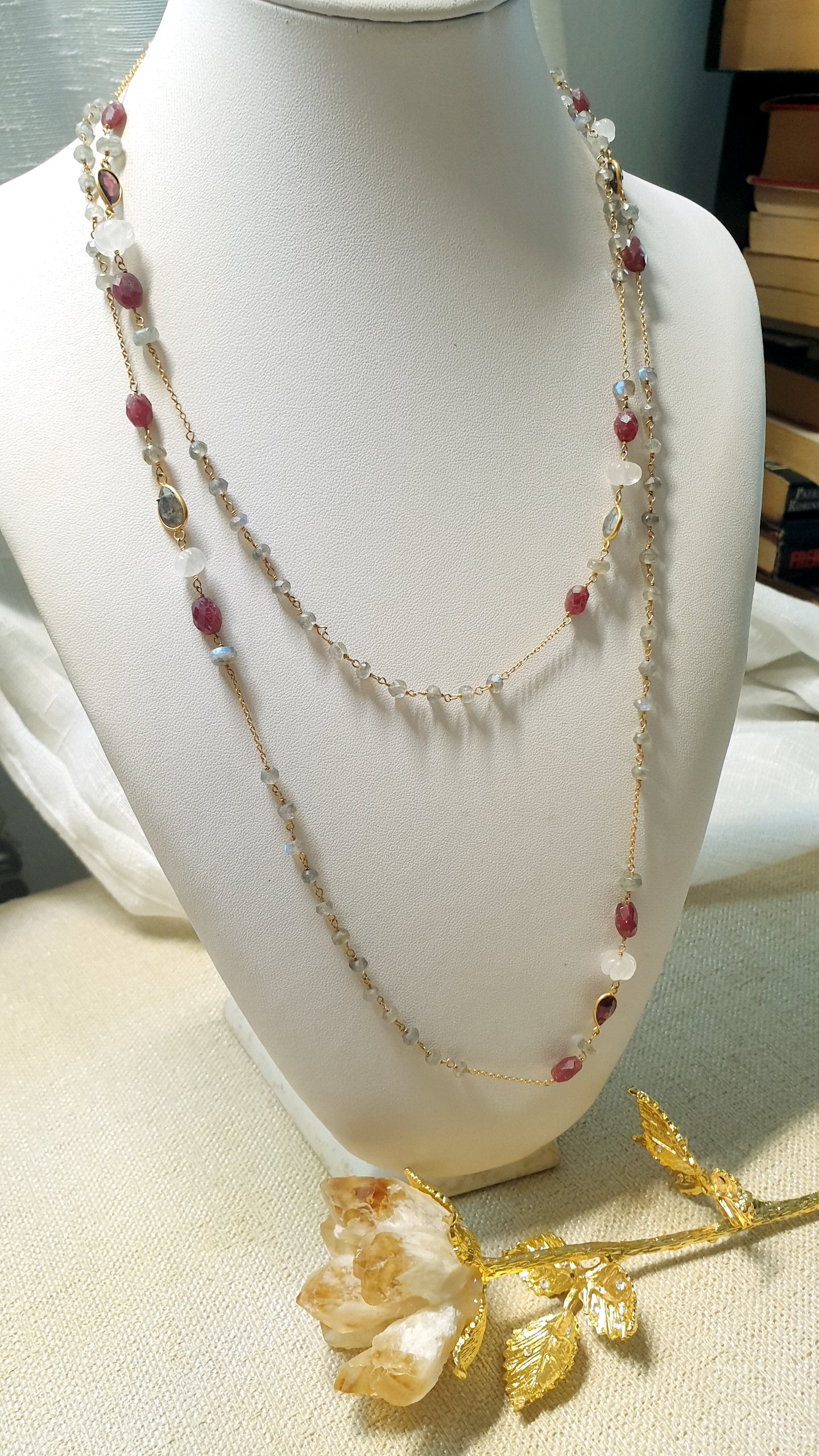 Lunga collana in argento placcata oro rosa con labradorite grigia, radice di rubino, morganite
