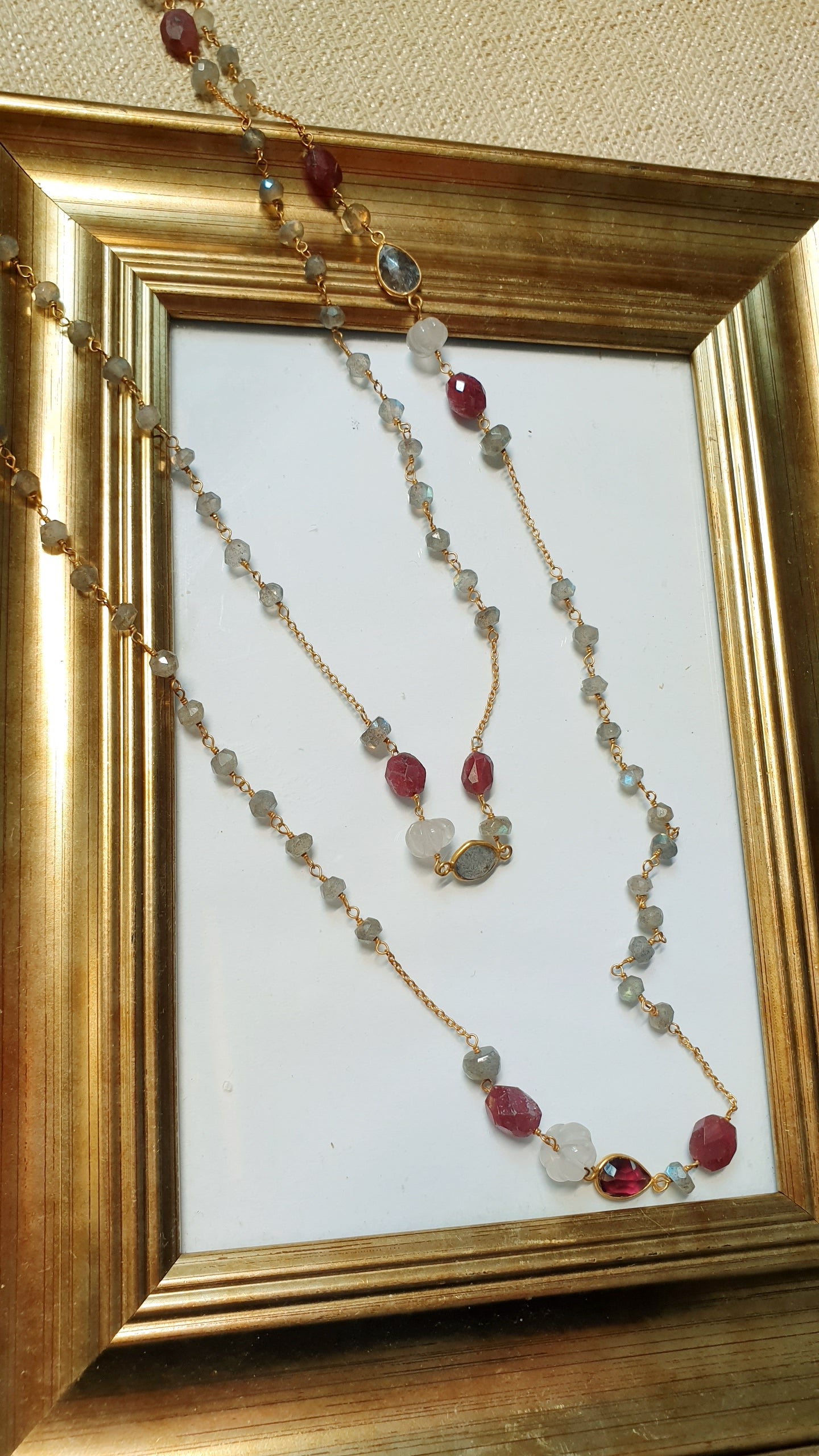 Lunga collana in argento placcata oro rosa con labradorite grigia, radice di rubino, morganite