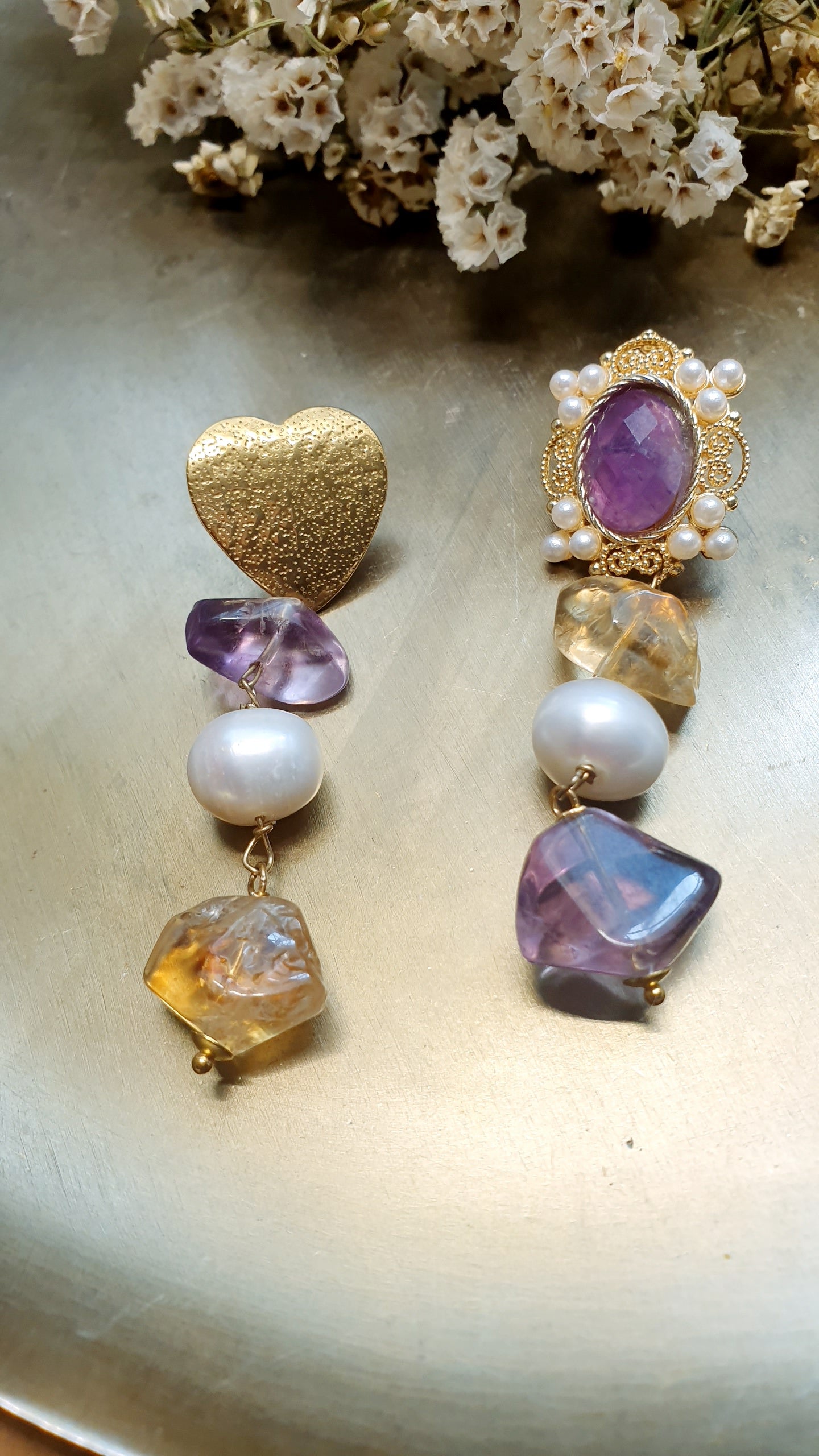 Orecchini asimmetrici in ottone con ametiste e perle di fiume.