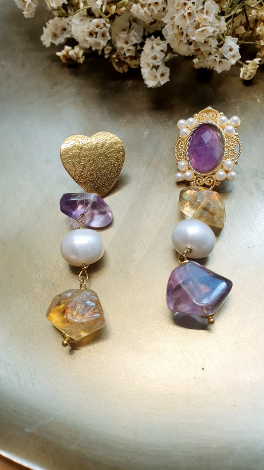 Orecchini asimmetrici in ottone con ametiste e perle di fiume.