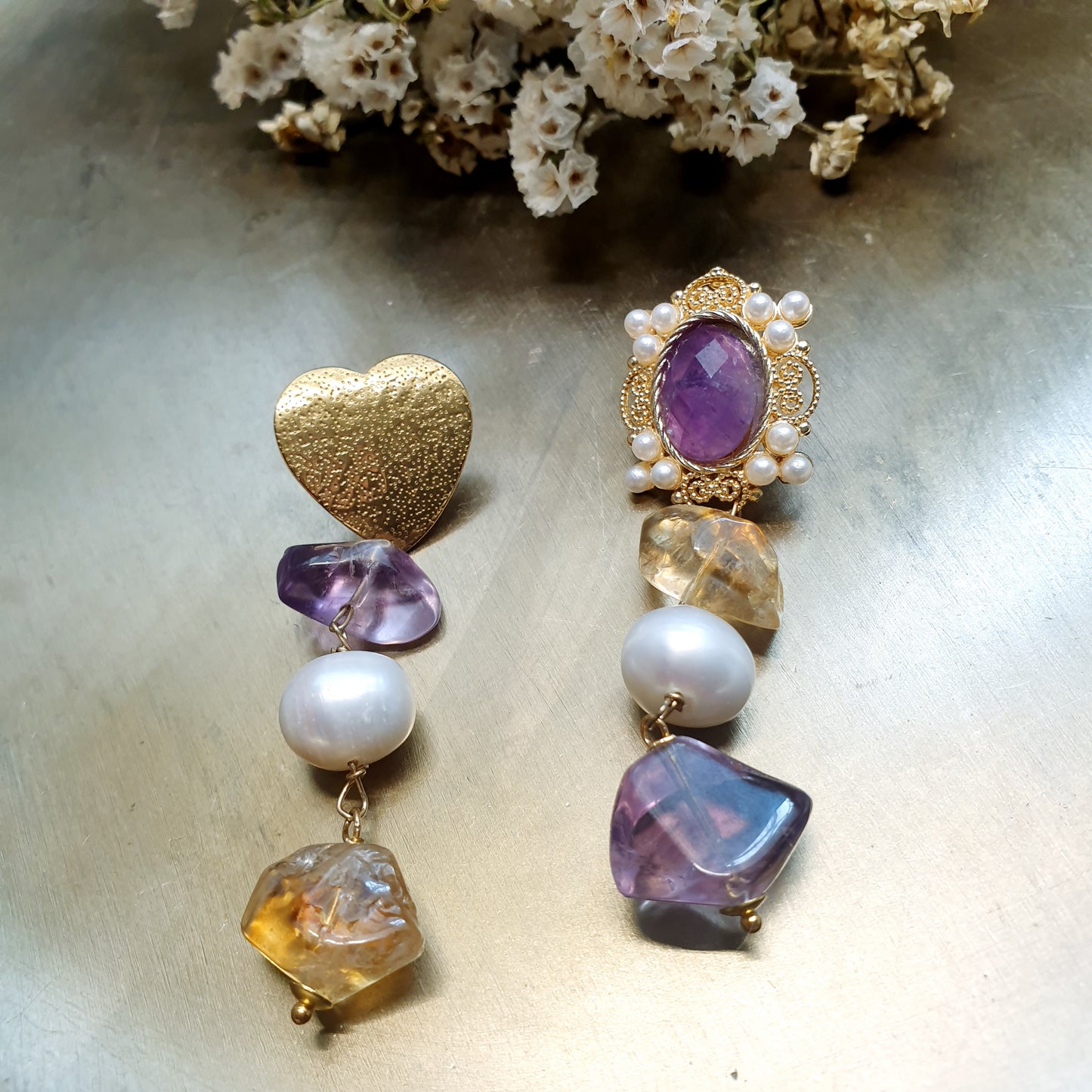 Orecchini asimmetrici in ottone con ametiste e perle di fiume.