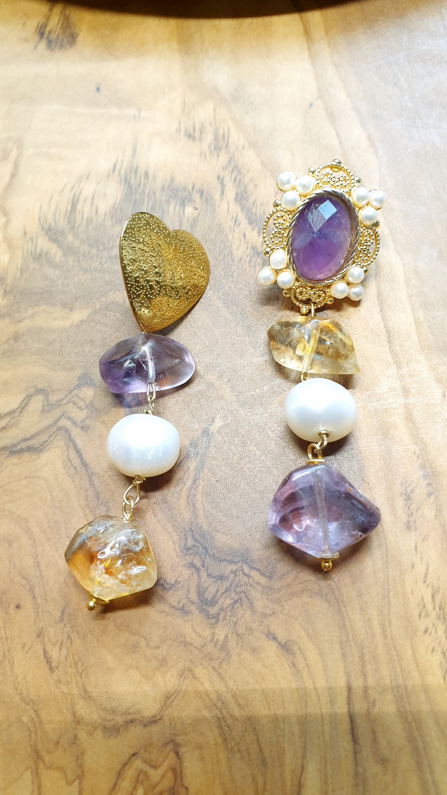 Orecchini asimmetrici in ottone con ametiste e perle di fiume.