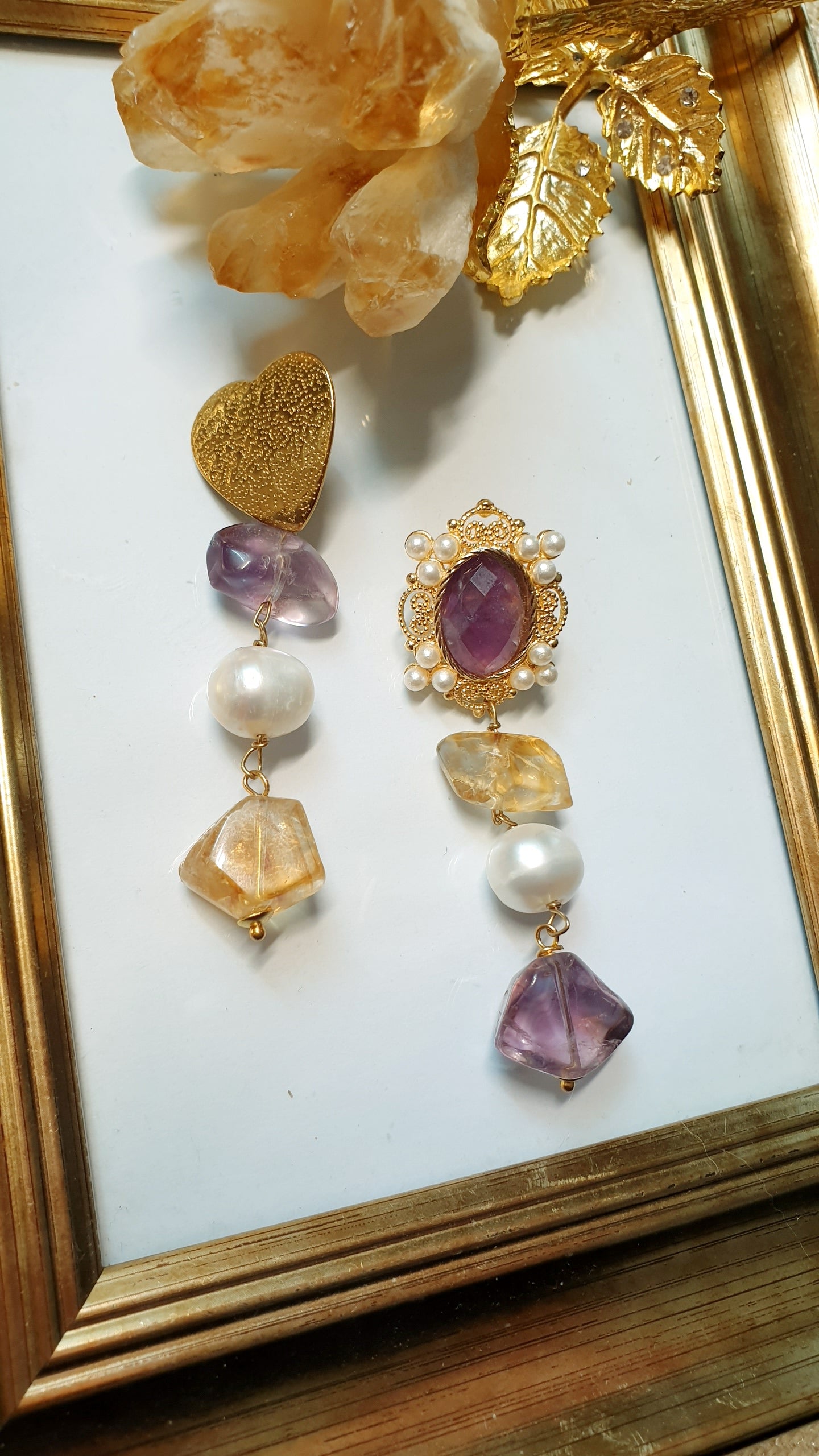 Orecchini asimmetrici in ottone con ametiste e perle di fiume.