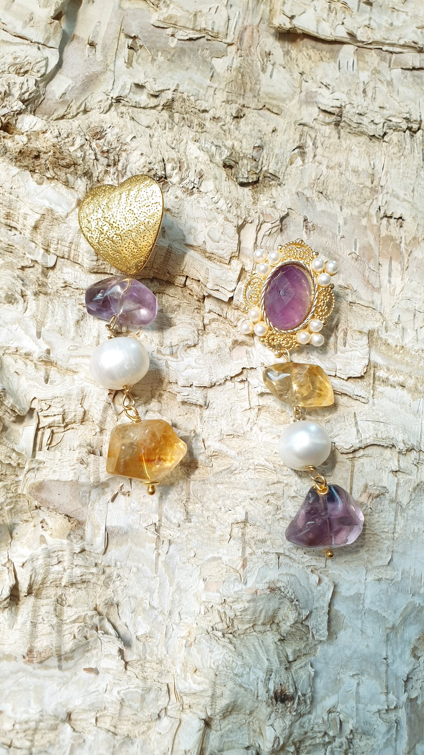 Orecchini asimmetrici in ottone con ametiste e perle di fiume.