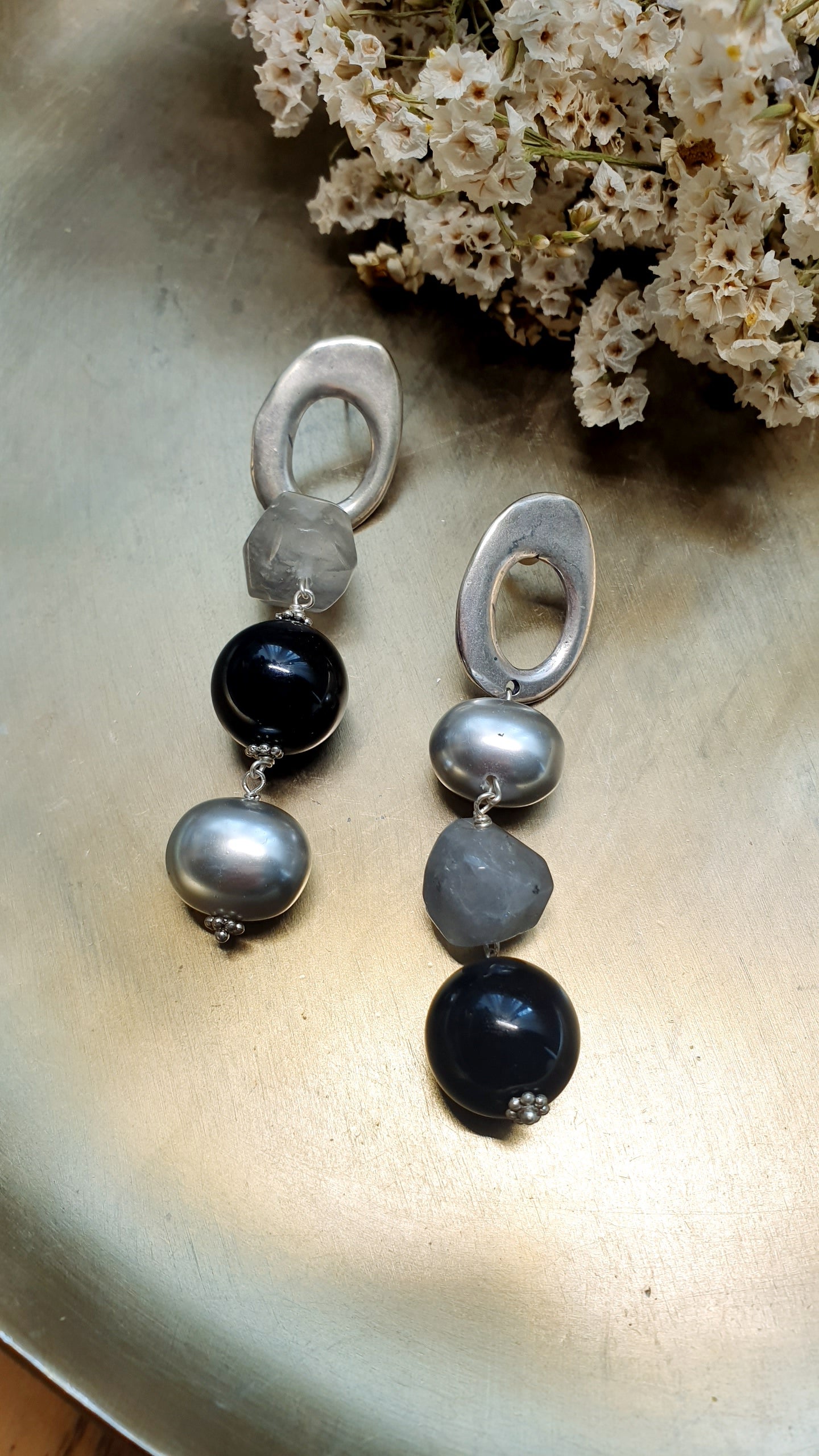 Orecchini in ottone con quarzo grigio, resina e perle di Maiorca grigie.