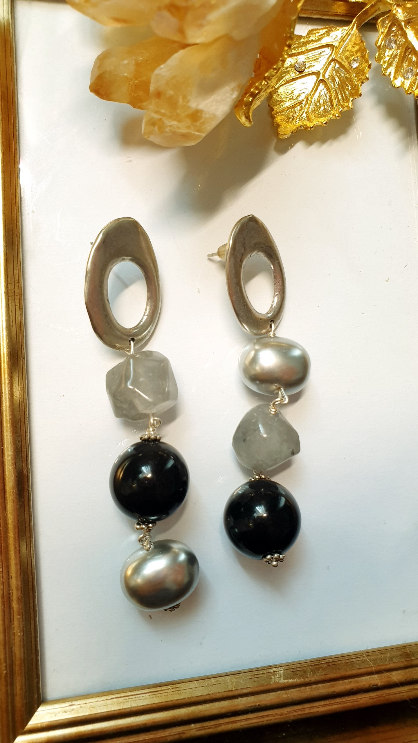 Orecchini in ottone con quarzo grigio, resina e perle di Maiorca grigie.