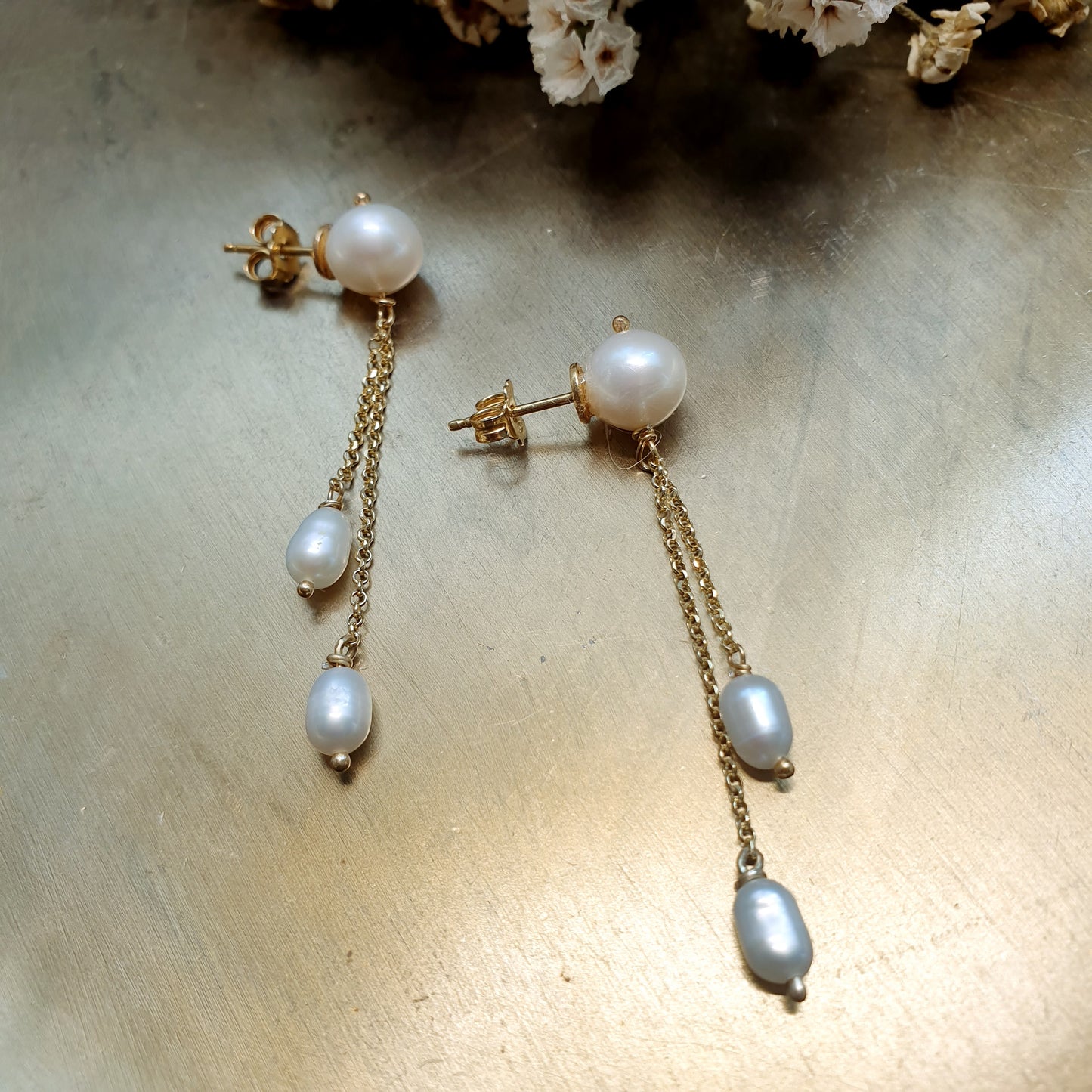 Orecchini in argento con perle di fiume.