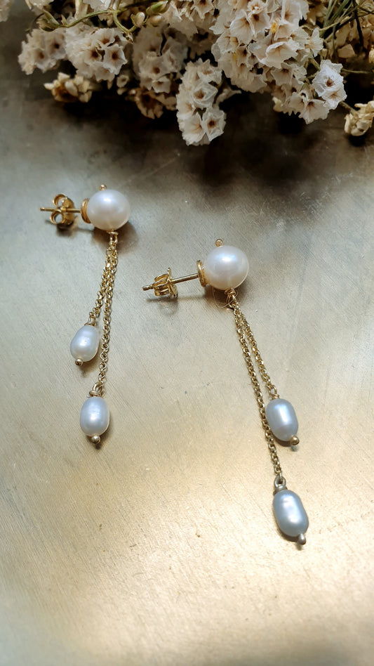 Orecchini in argento con perle di fiume.