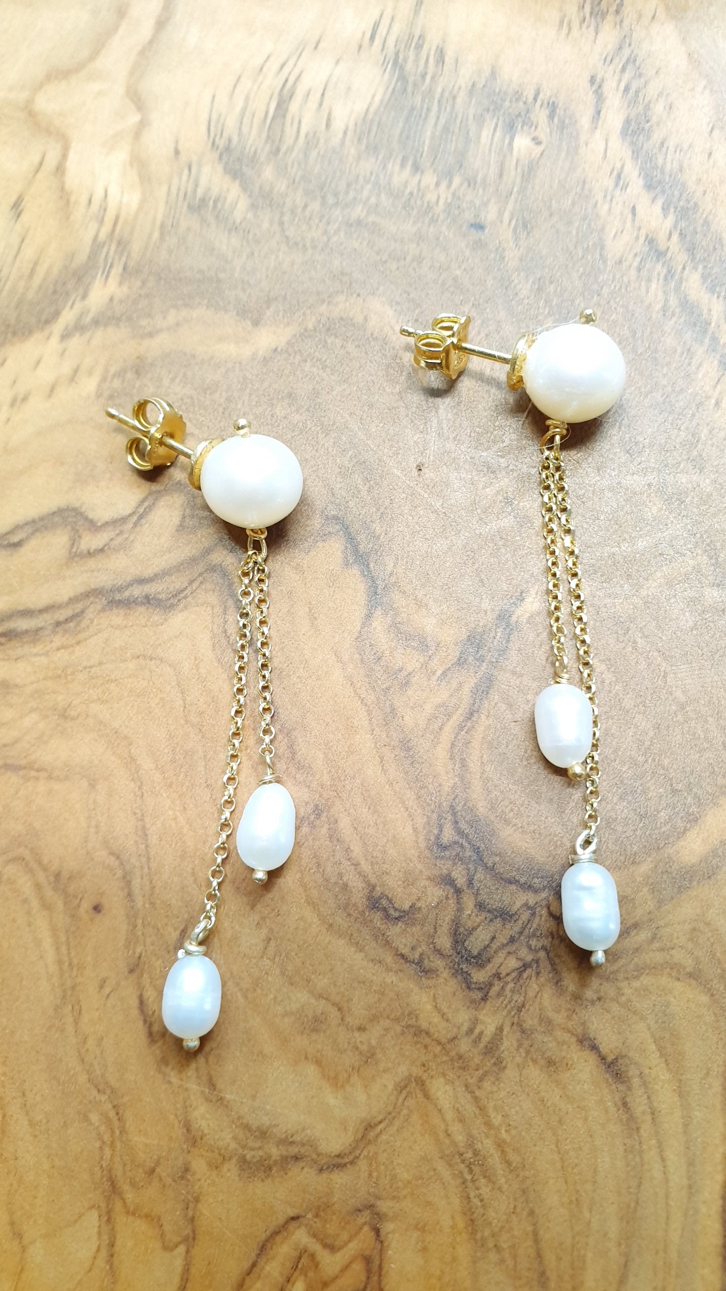 Orecchini in argento con perle di fiume.