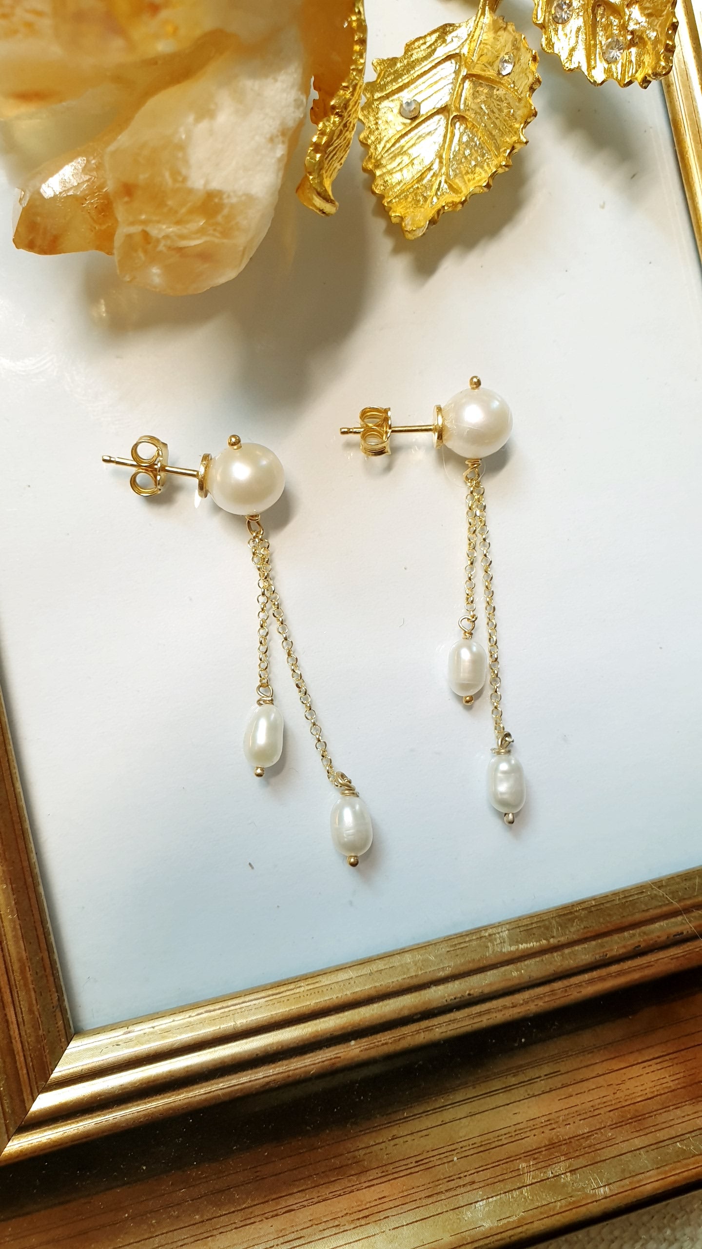 Orecchini in argento con perle di fiume.