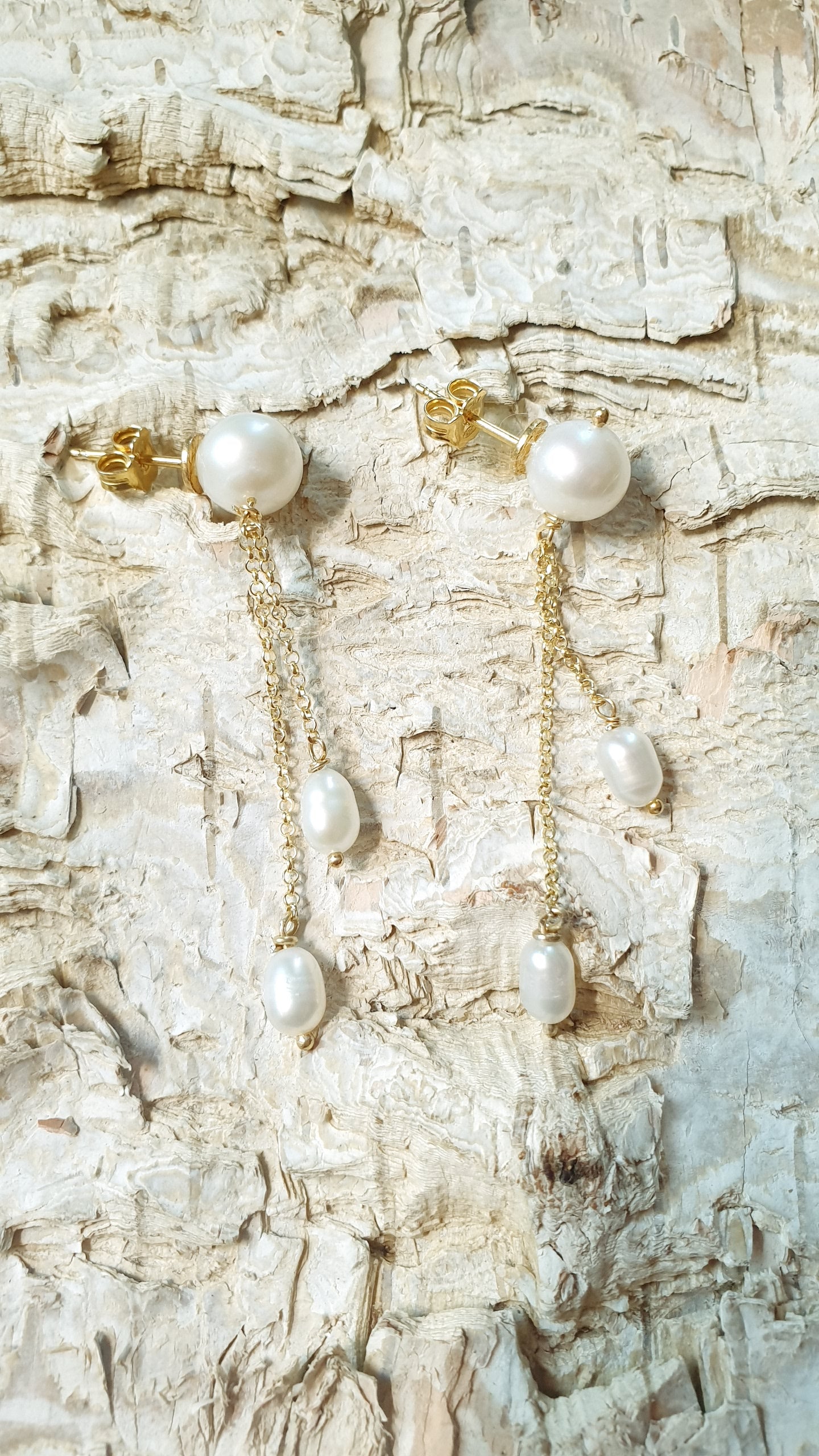 Orecchini in argento con perle di fiume.