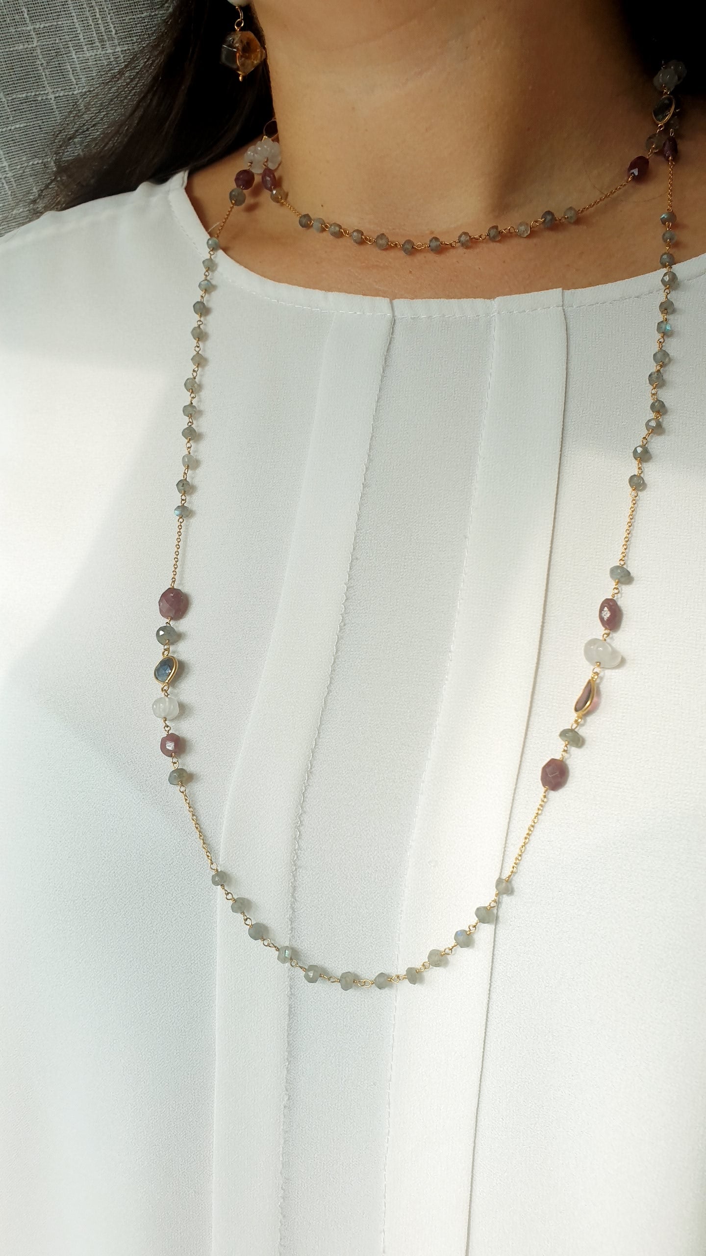 Lunga collana in argento placcata oro rosa con labradorite grigia, radice di rubino, morganite