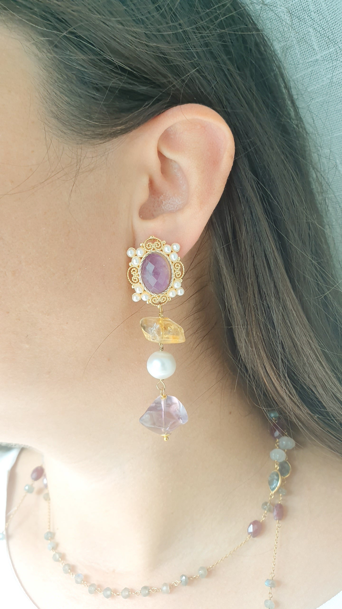 Orecchini asimmetrici in ottone con ametiste e perle di fiume.