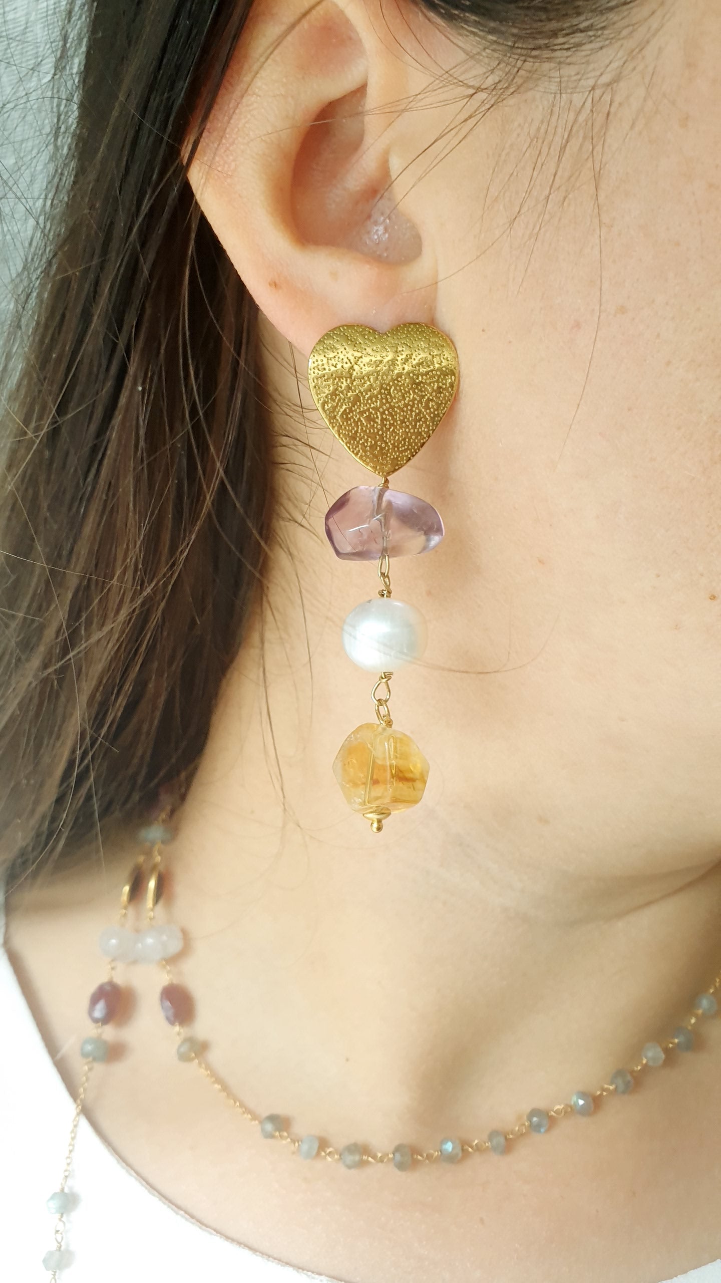 Orecchini asimmetrici in ottone con ametiste e perle di fiume.