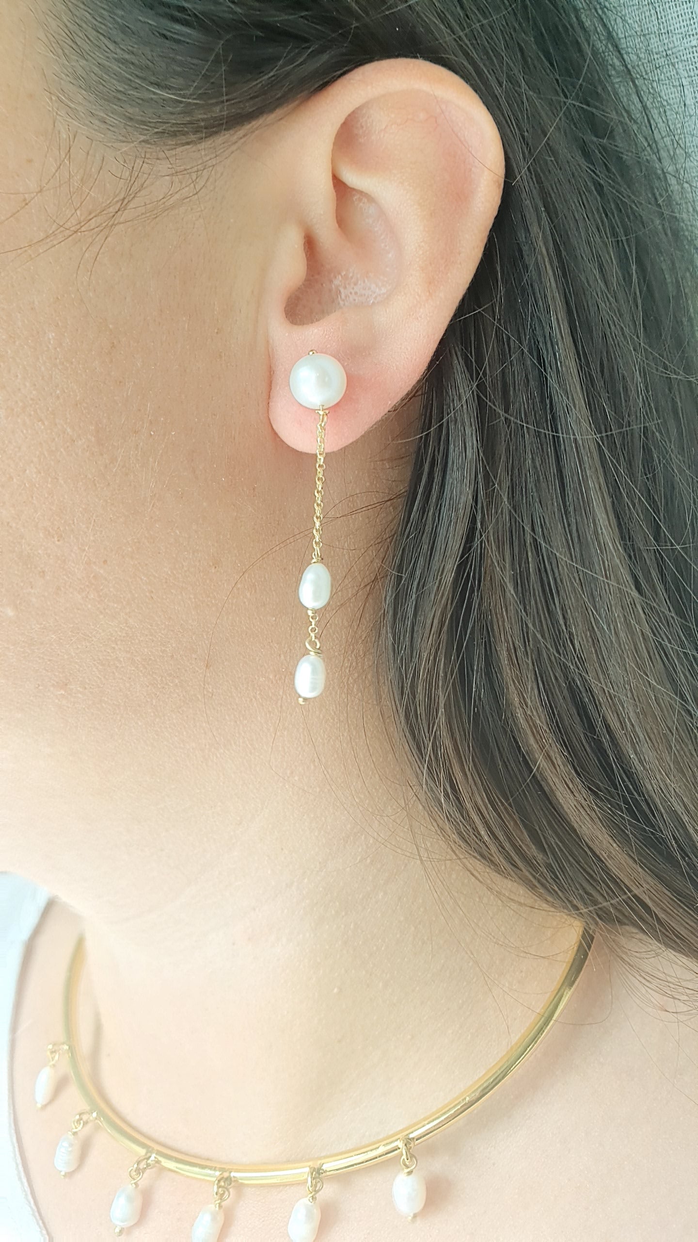 Orecchini in argento con perle di fiume.