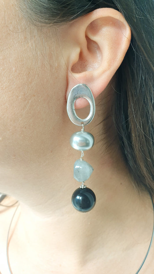 Orecchini in ottone con quarzo grigio, resina e perle di Maiorca grigie.