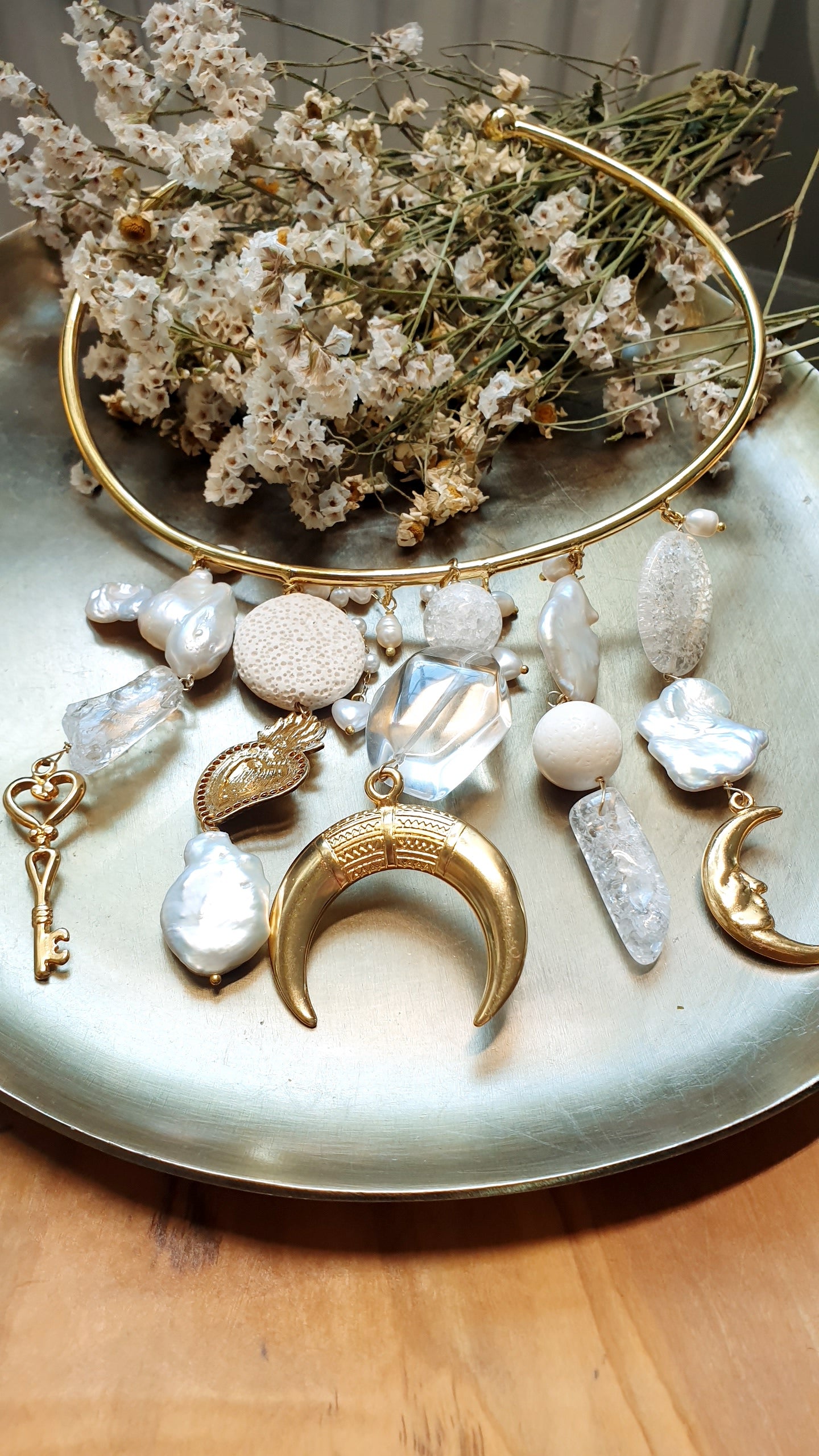 Girocollo placcato oro con perle barocche, quarzo bianco e inserti placcati oro